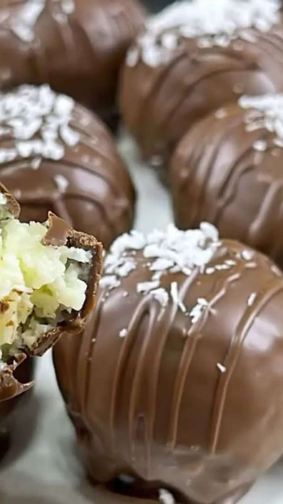 Bombom prestígio que não precisa de fogão e fica com uma textura incrível, ideal para você saborear um docinho caseiro sem ter nenhum trabalho