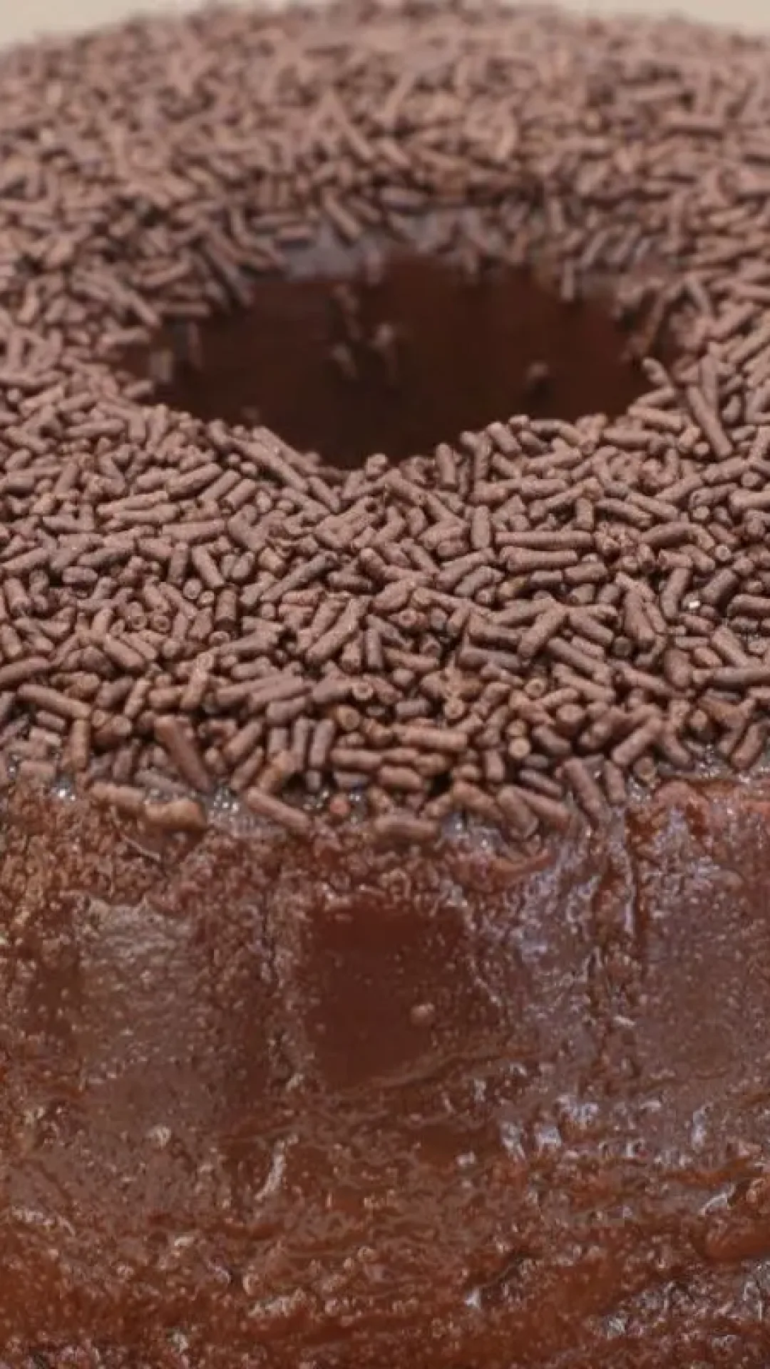 Brigadeirão cremoso rápido e fácil de preparar com sabor irresistível de chocolate