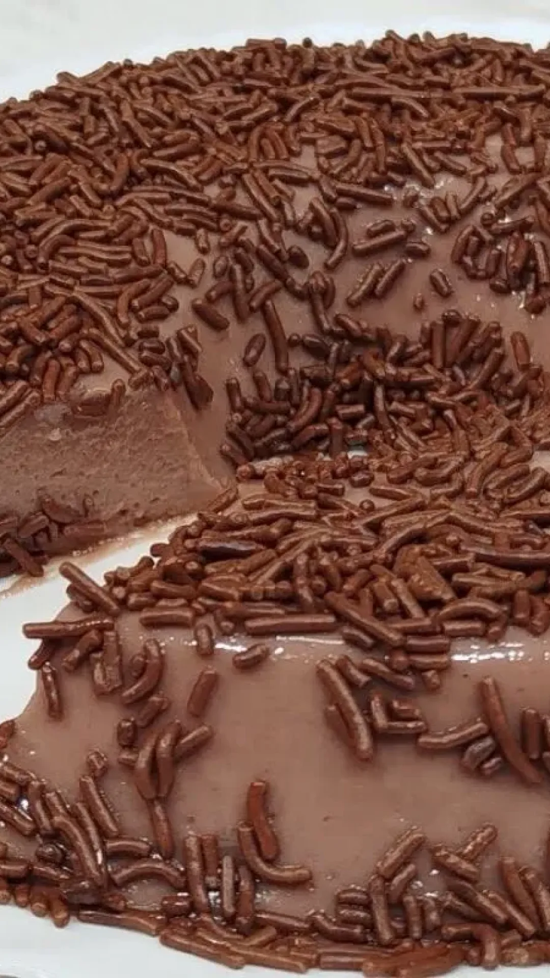 Brigadeirão de liquidificador cremoso e fácil que sempre faz sucesso na sobremesa