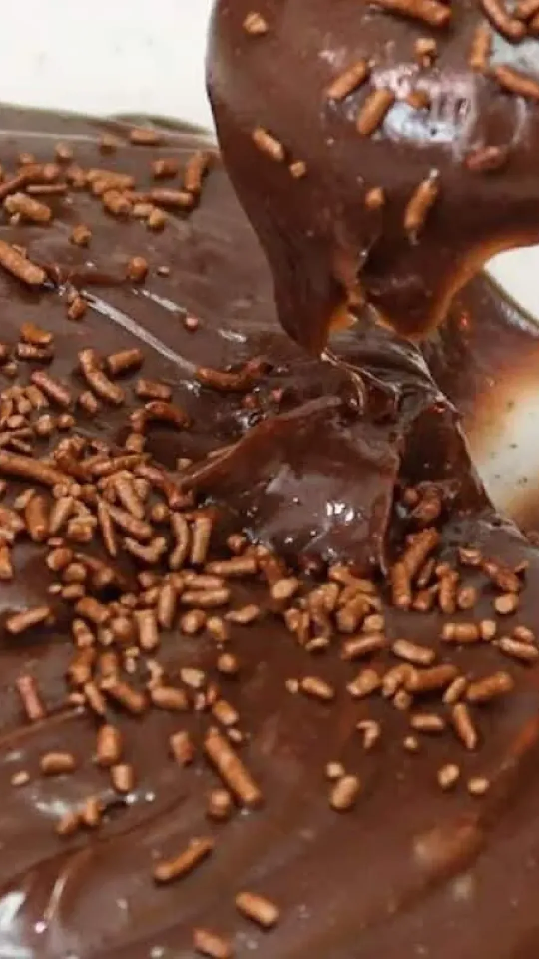 Brigadeiro de colher super cremoso: receita fácil de fazer que fica pronta em apenas 5 minutos e é o jeito mais gostoso de comer