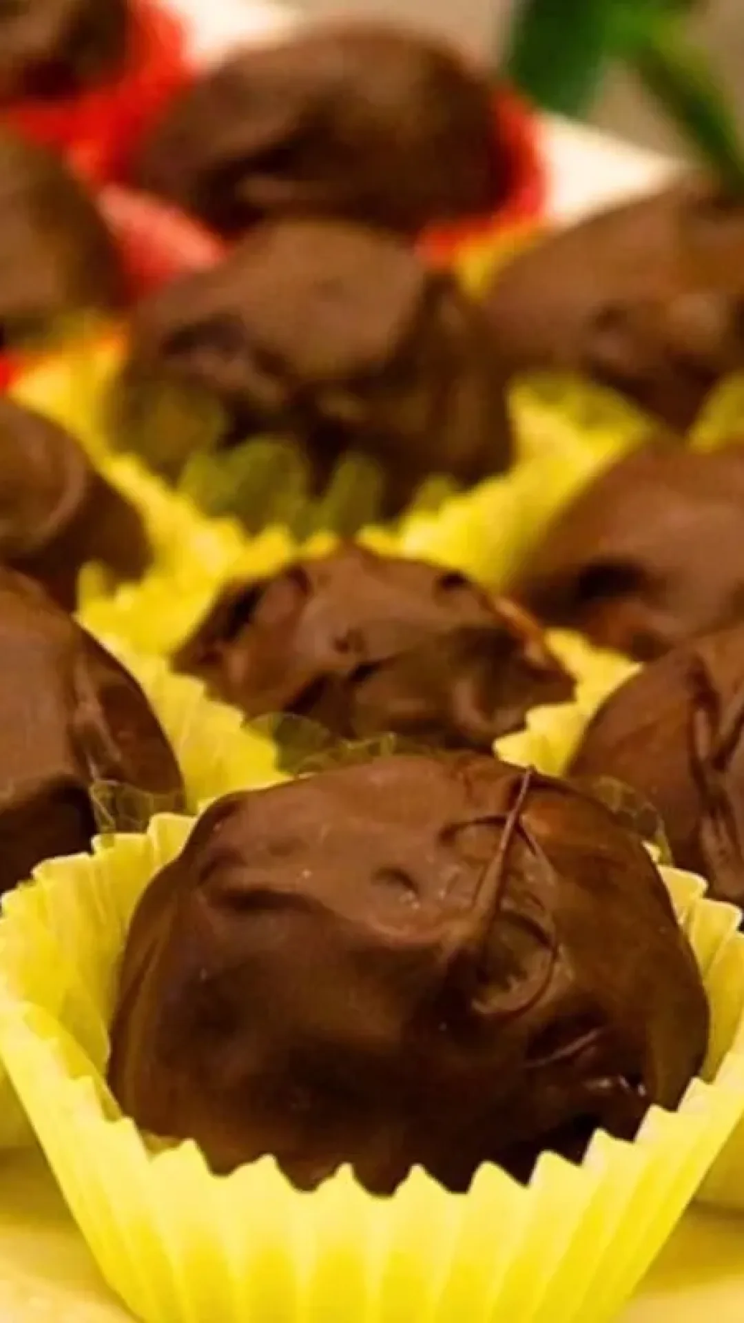 Brigadeiro gourmet de cereja com casquinha de chocolate que derrete na boca