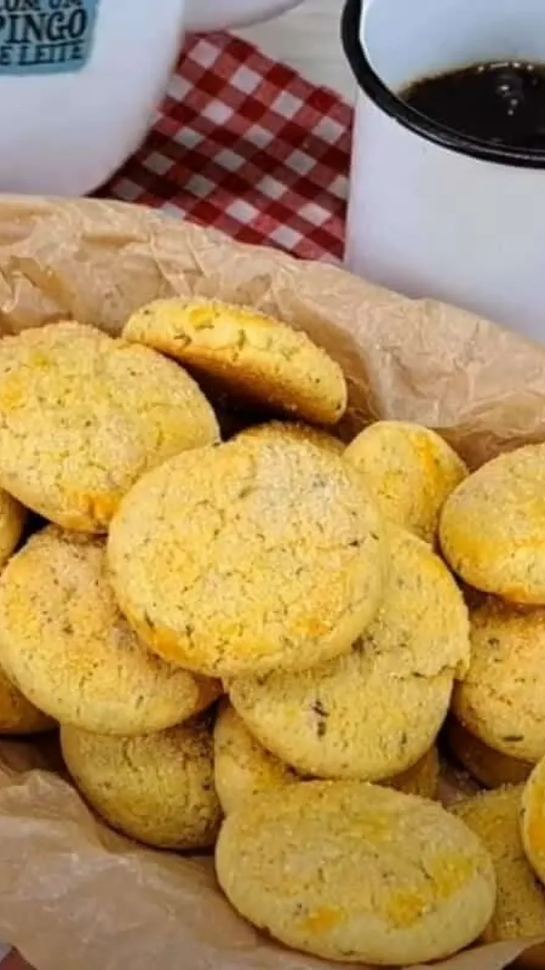 Broa de fubá com erva doce: derrete na boca, super fácil de fazer e que não esfarela na hora de comer.