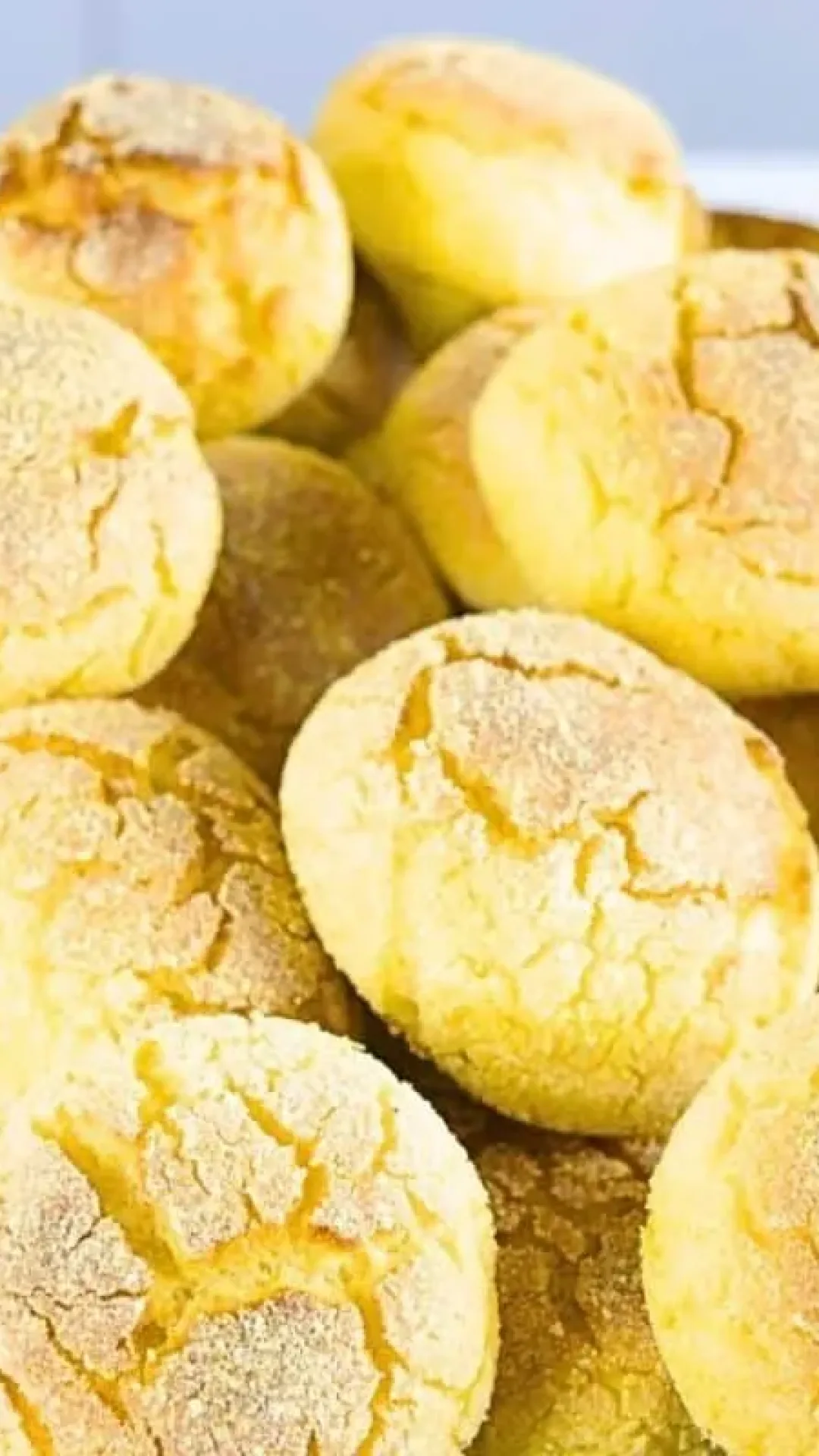 Broa de fubá com sabor de infância, para você servir com um café e perfumar a casa inteira