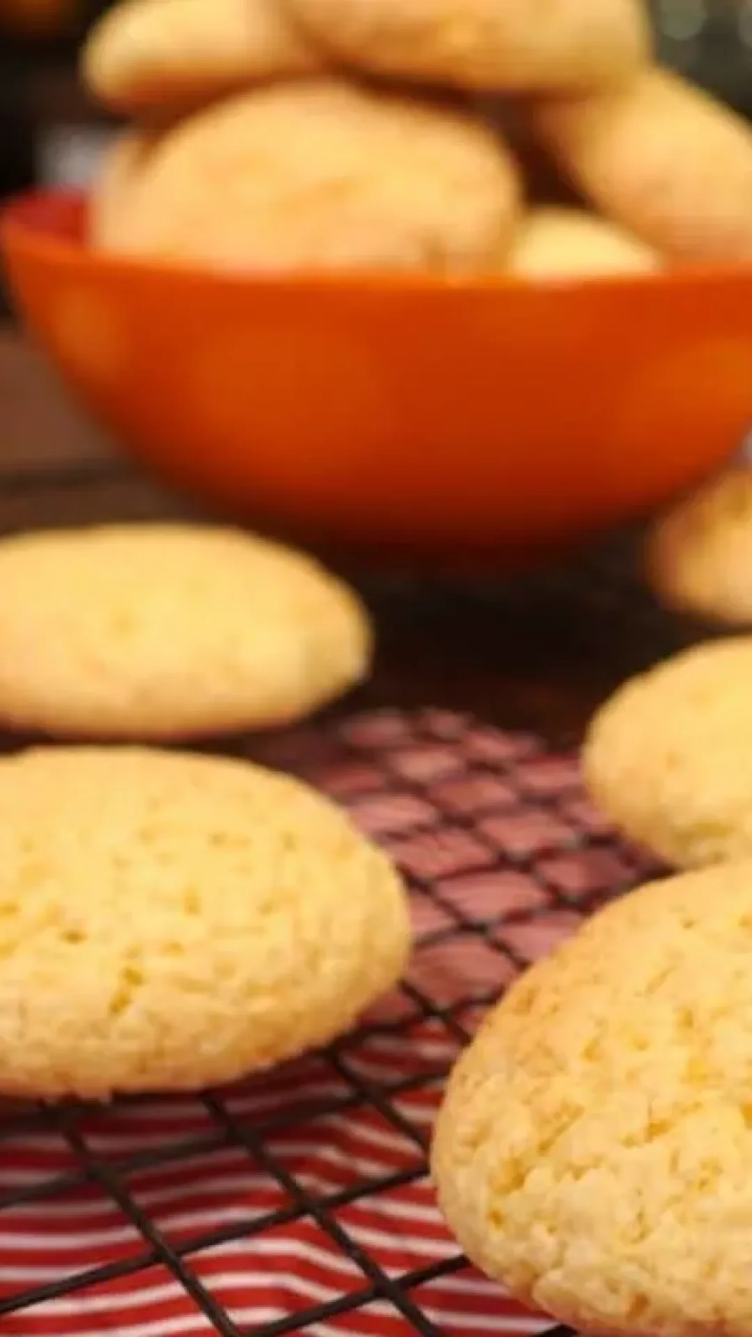 Broa de queijo crocante por fora macia por dentro e muito fácil de preparar