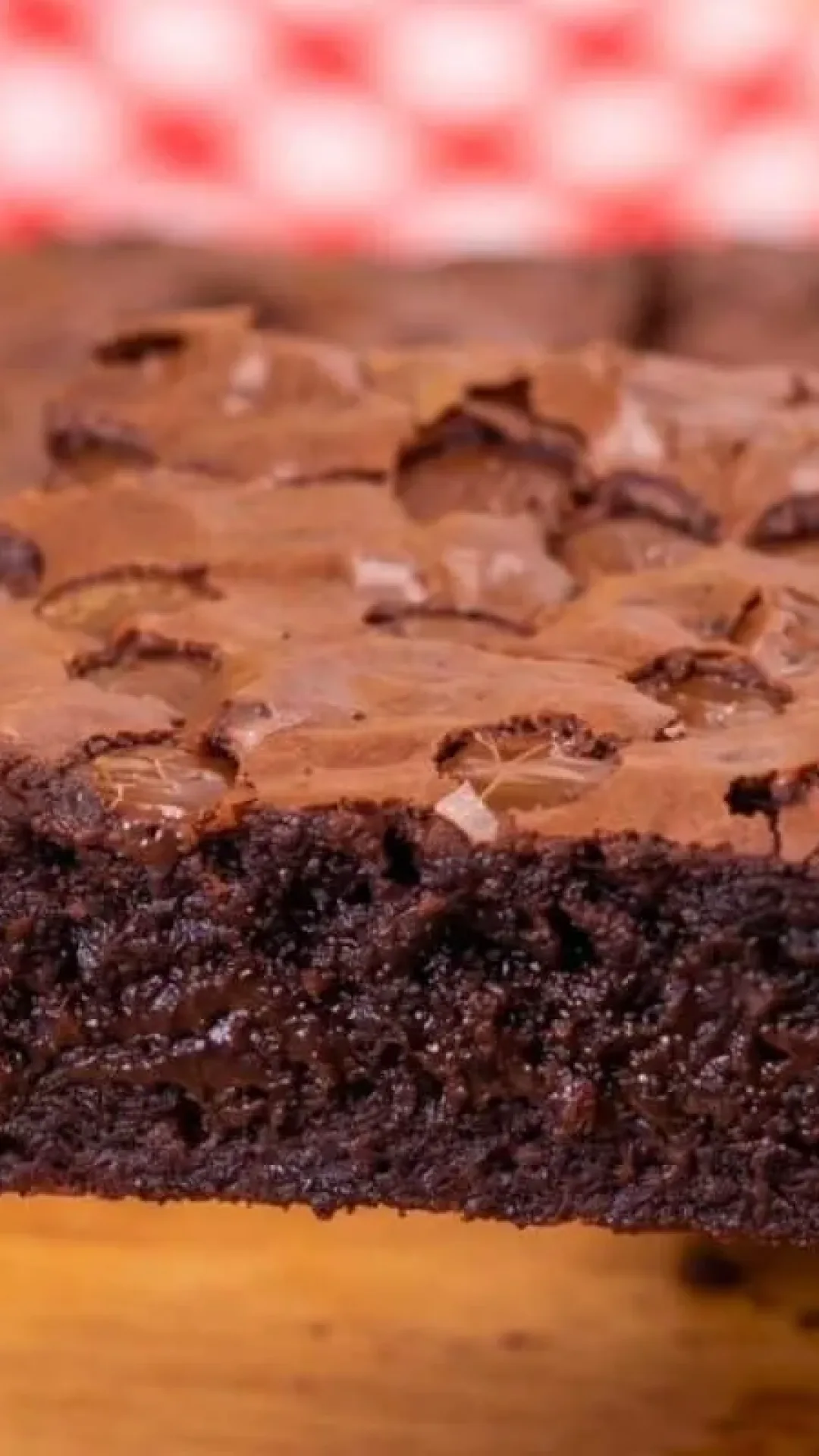 Brownie cremoso por dentro e com aquela casquinha perfeita, uma sobremesa irresistível