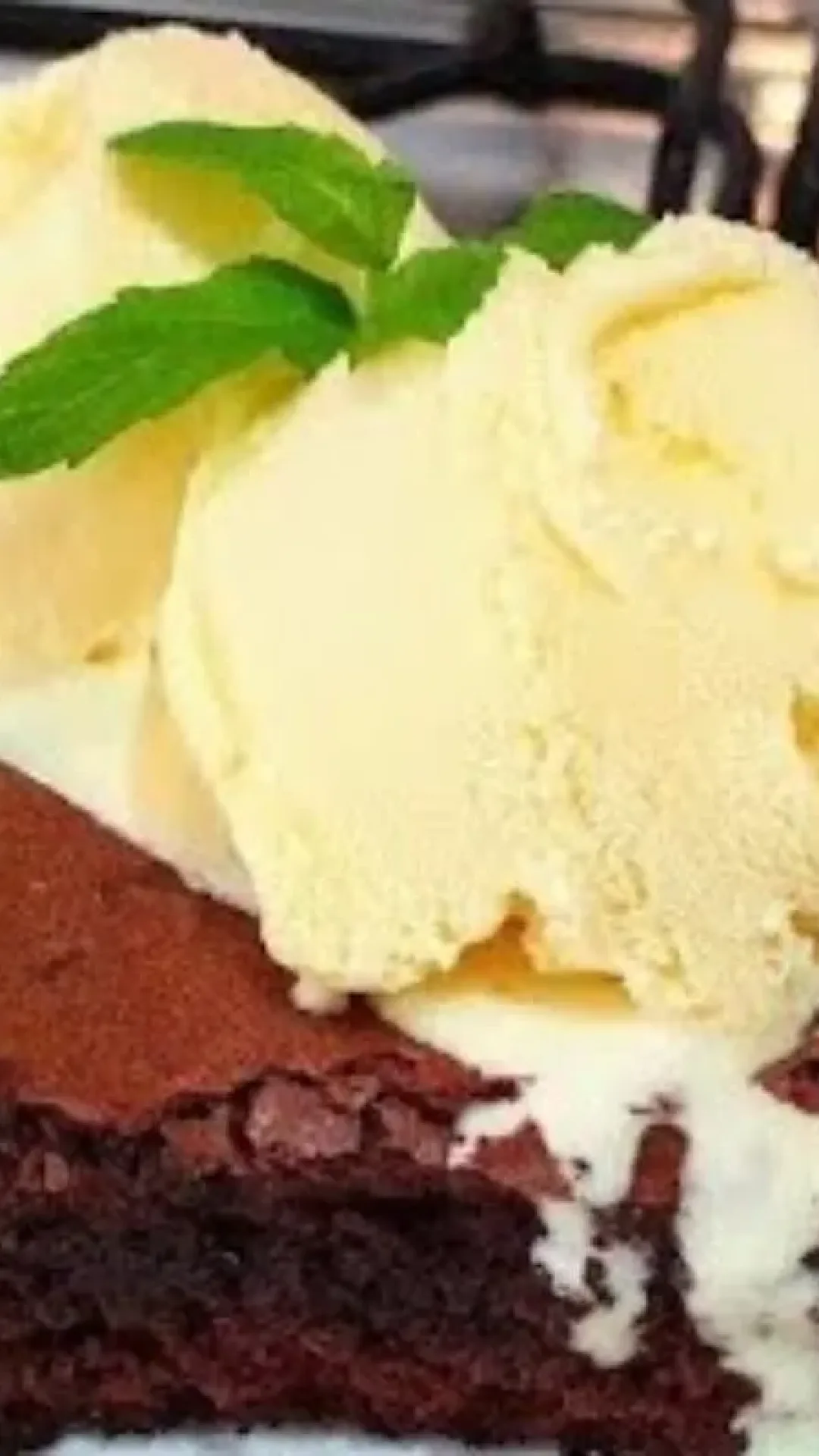 Brownie de chocolate fácil e molhadinho que derrete na boca de tão macio e gostoso