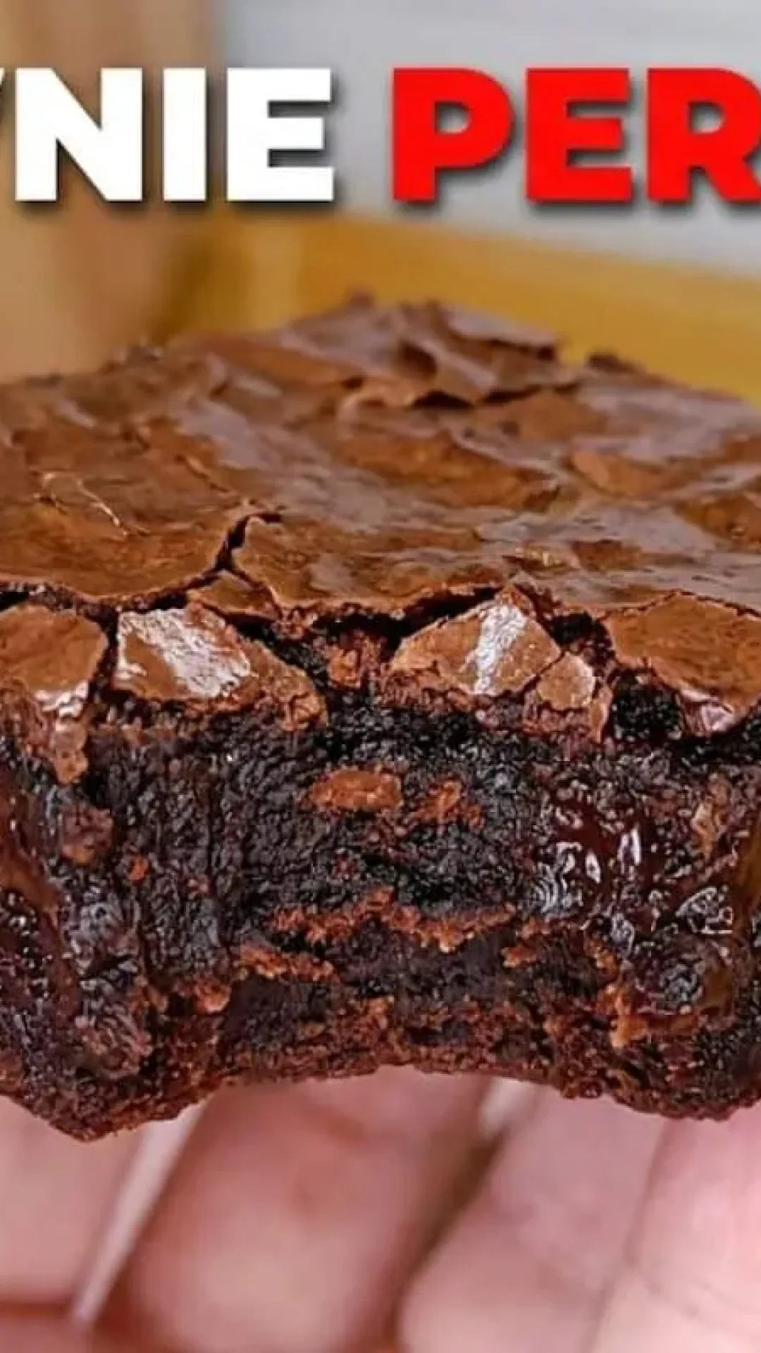 Brownie perfeito com uma casquinha craquelada maravilhosa por fora e muita cremosidade por dentro