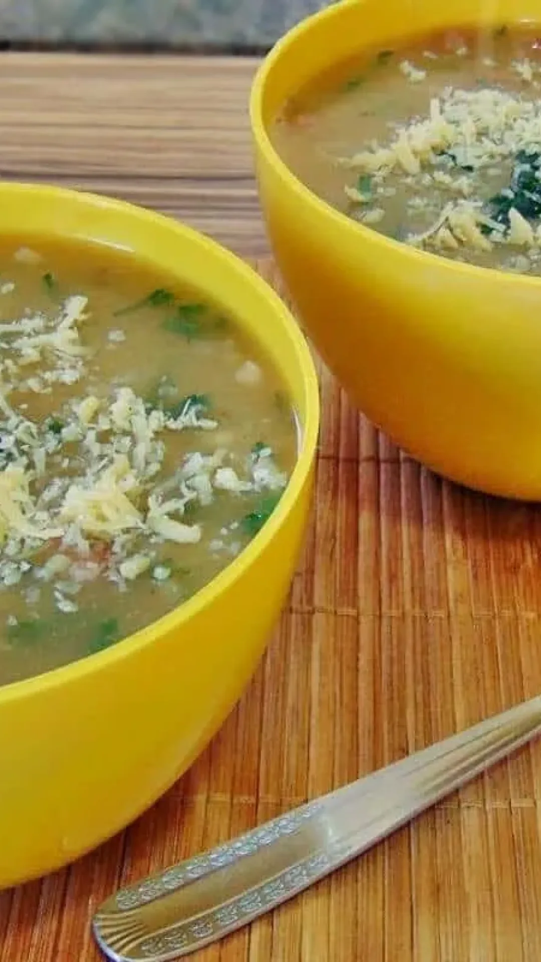 Caldo de mandioca leve e saboroso para os dias mais frios que já estão chegando