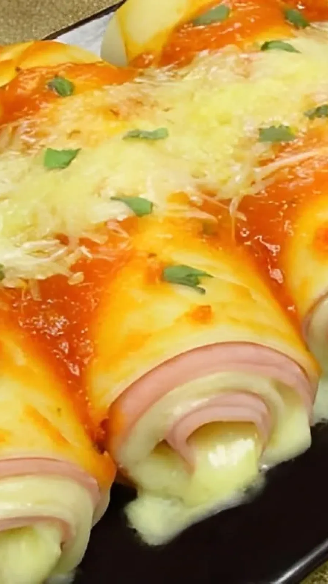 Canelone de presunto e queijo feito com massa de pastel prático e delicioso