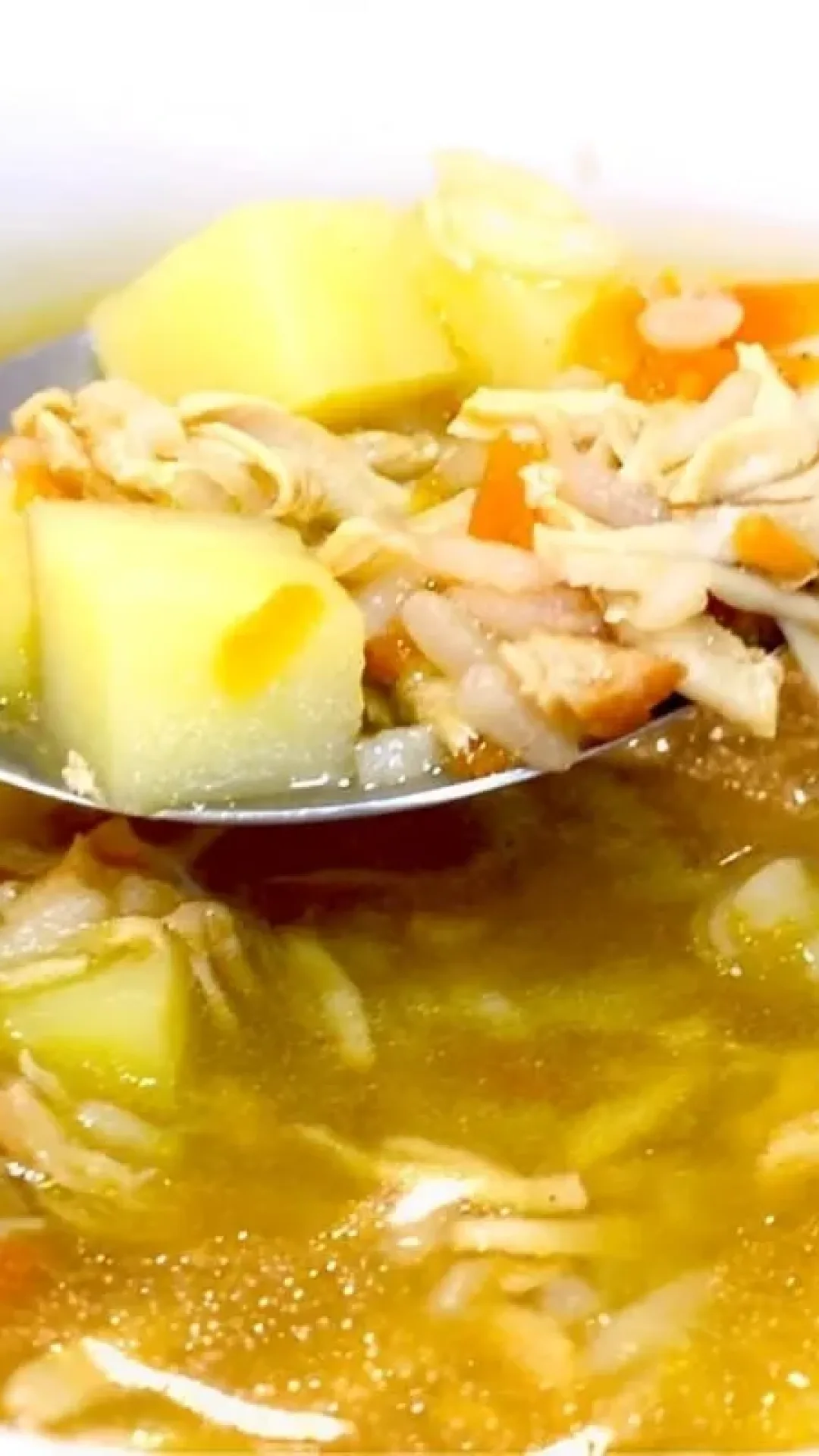 Canja de galinha fácil e saborosa para aquecer as noites frias de inverno
