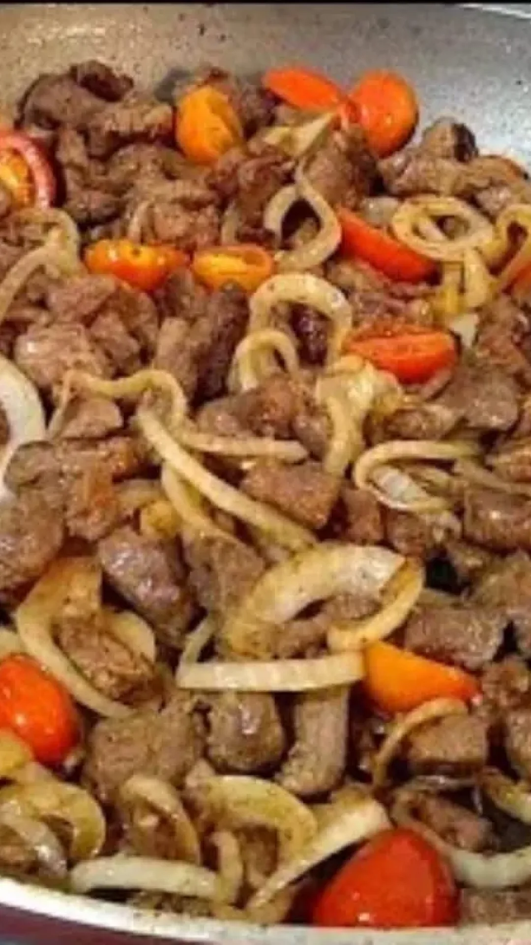 Carne acebolada em tirinhas, super prática, macia e suculenta para tornar o seu almoço digno de elogios