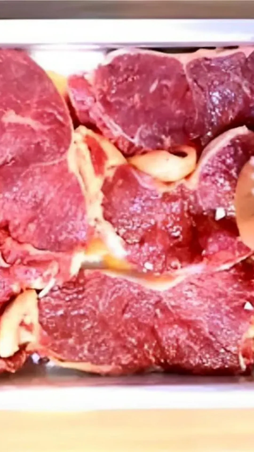 Carne assada no forno simples e prática de fazer fica macia e muito saborosa