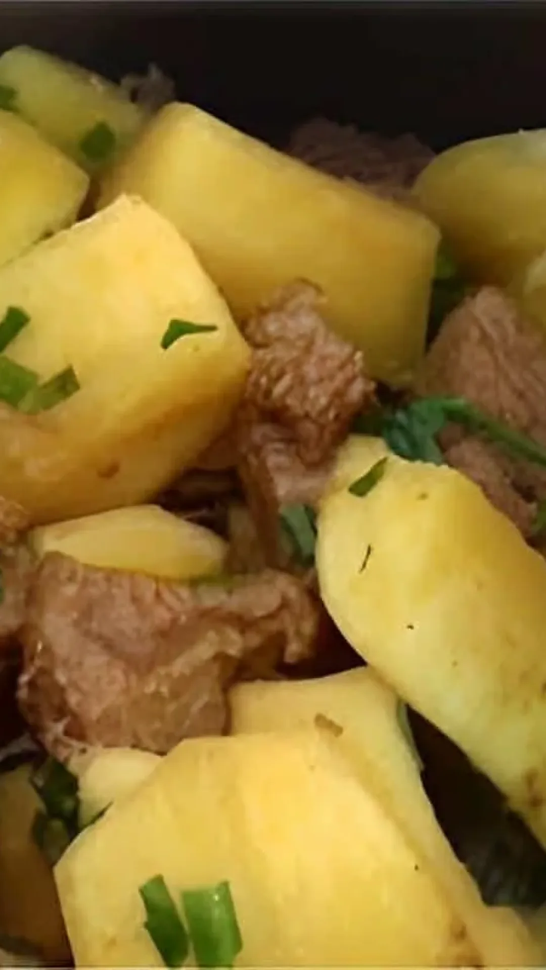 Carne cozida com mandioca muito saborosa e perfeita para o almoço em família