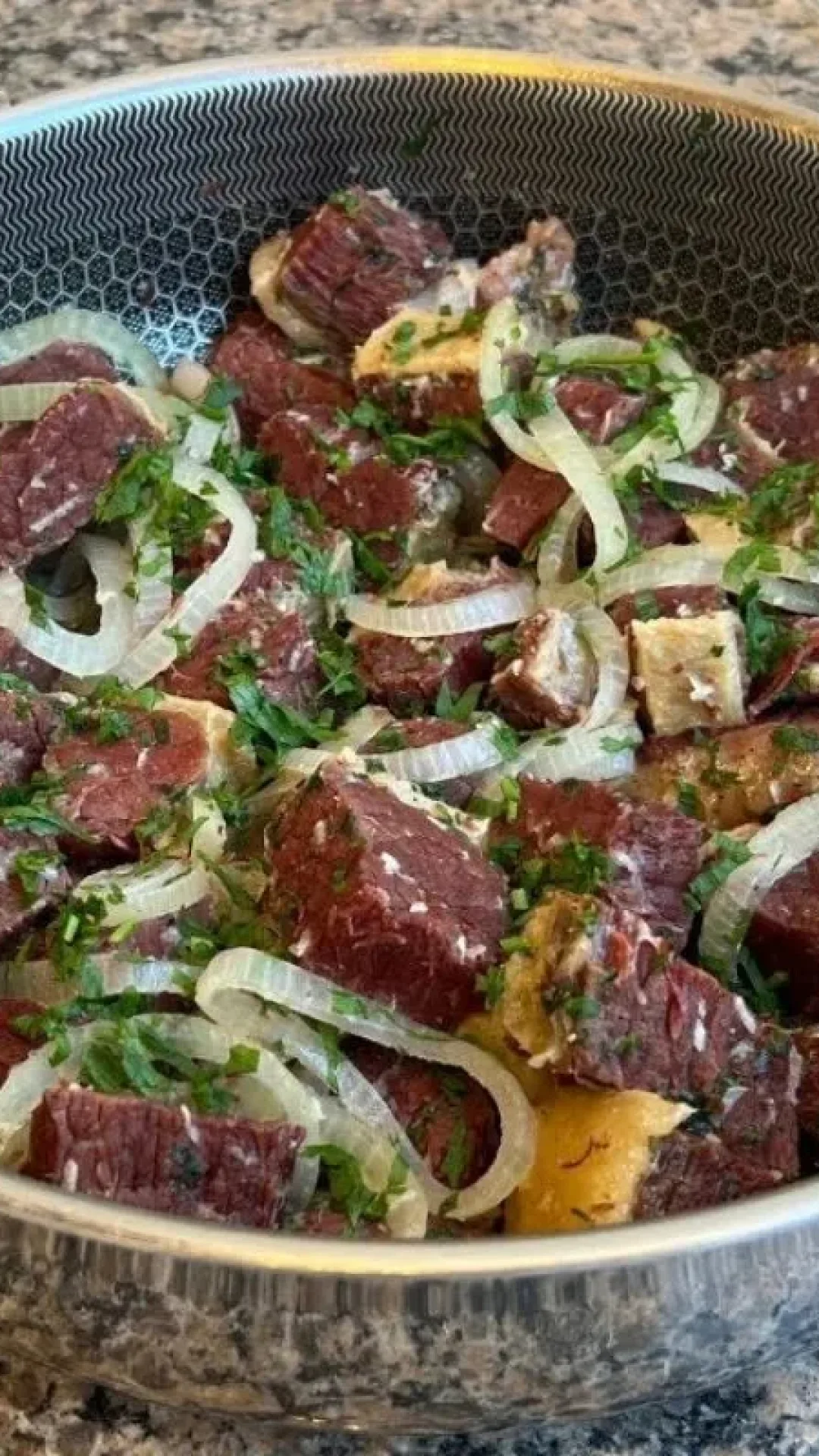 Carne de sol refogada com temperos especiais para um acompanhamento irresistível nas festas