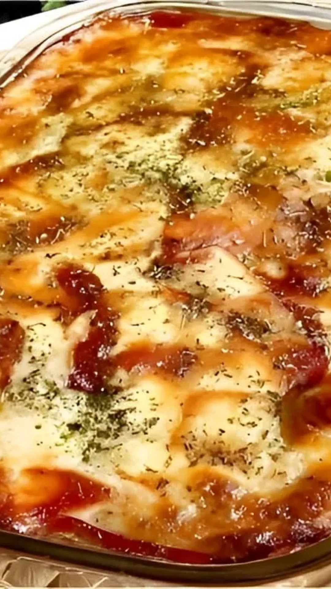 Carne moída à parmegiana coberta com molho e queijo uma delícia para seu almoço