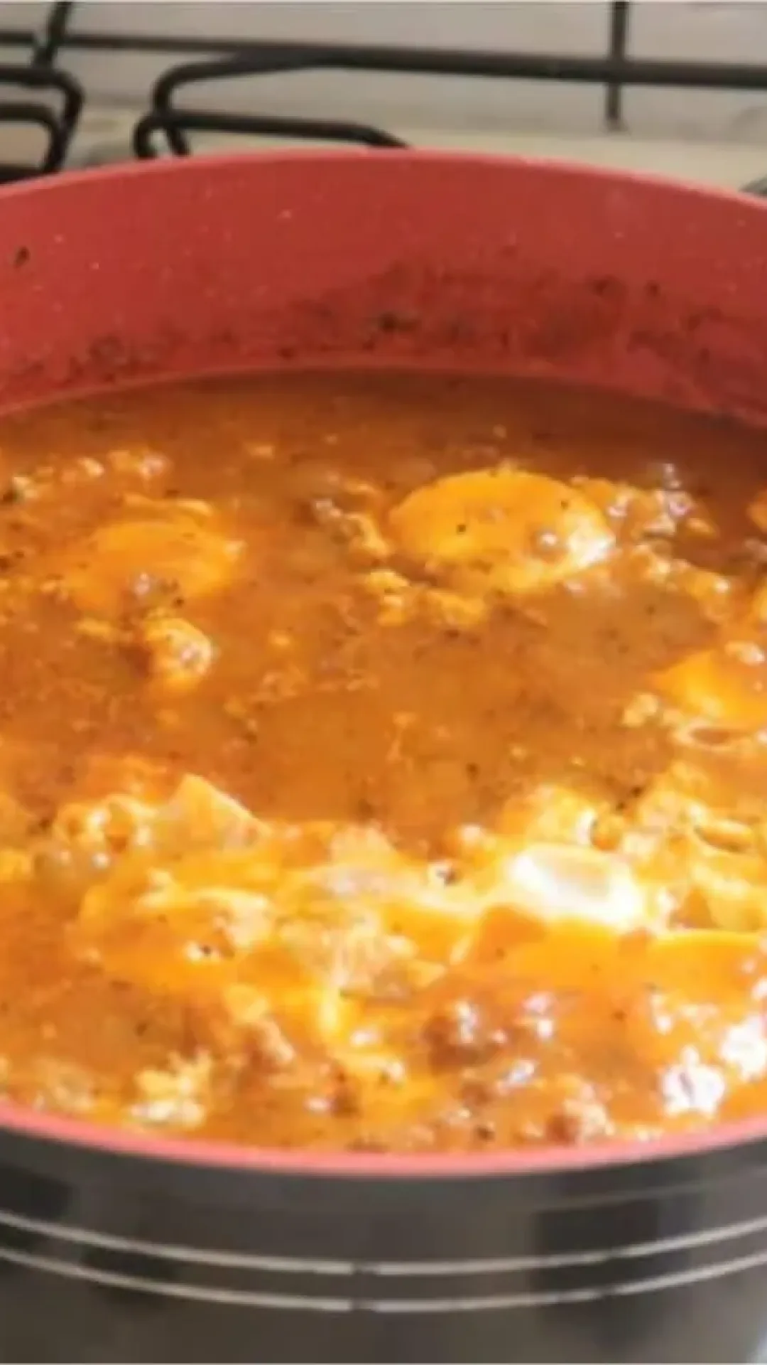 Carne moída com ovos: cozinhe os ovos direto no molho da carne para uma refeição prática e deliciosa
