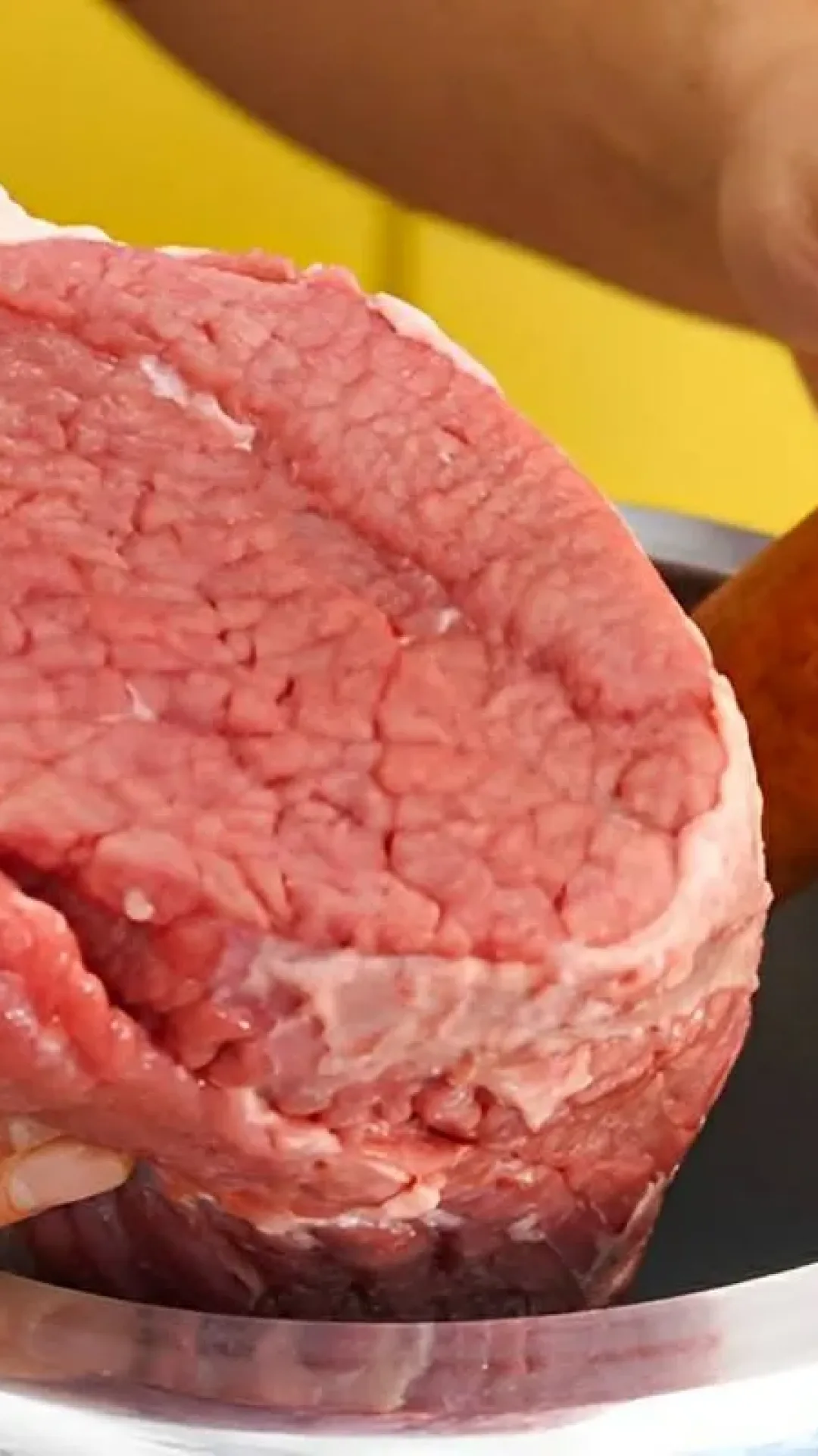 Carne recheada com calabresa na panela de pressão fica uma delícia muito fácil de preparar