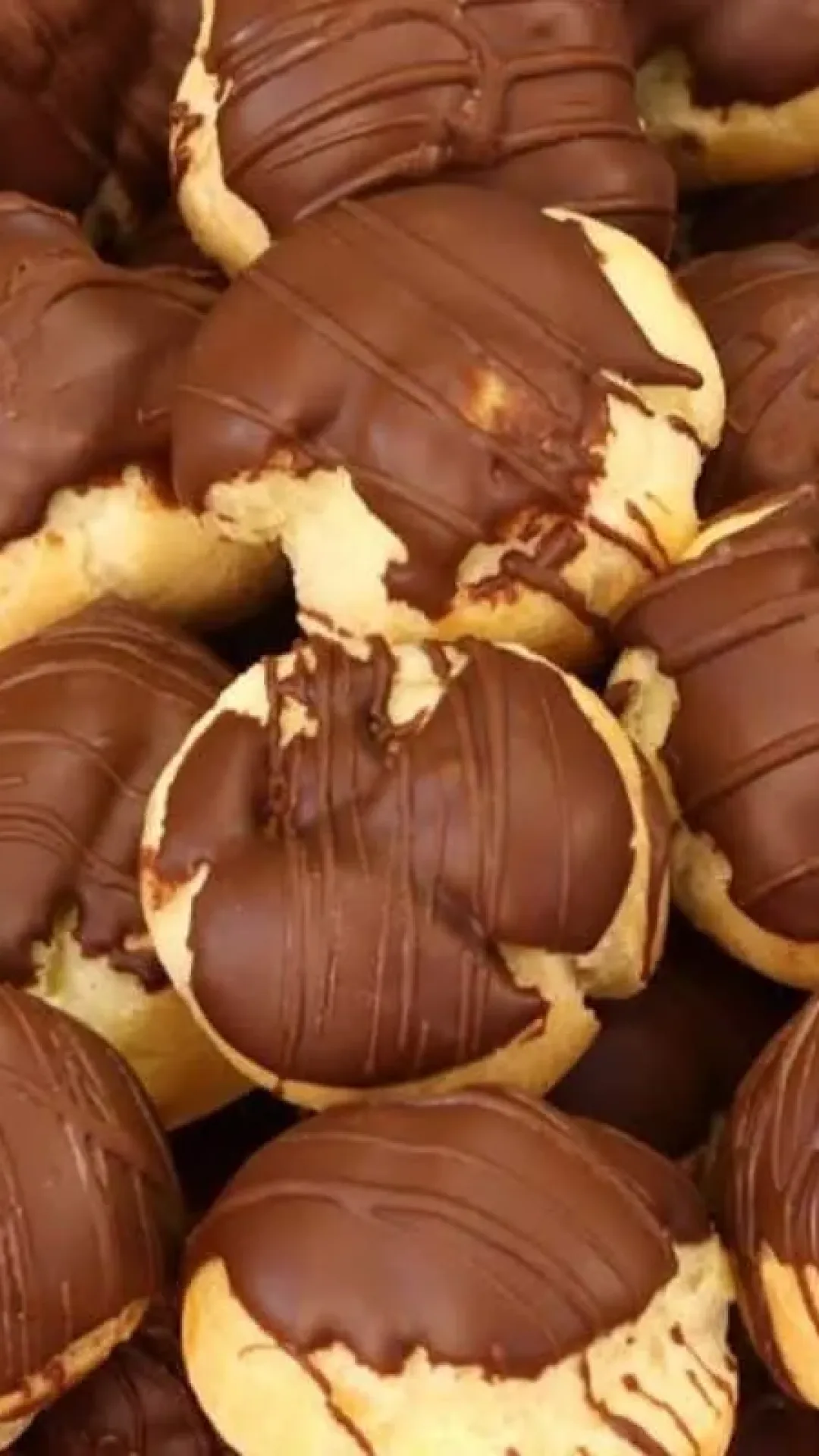 Carolinas recheadas com creme bem docinhas, parecem doce de padaria e são super fáceis