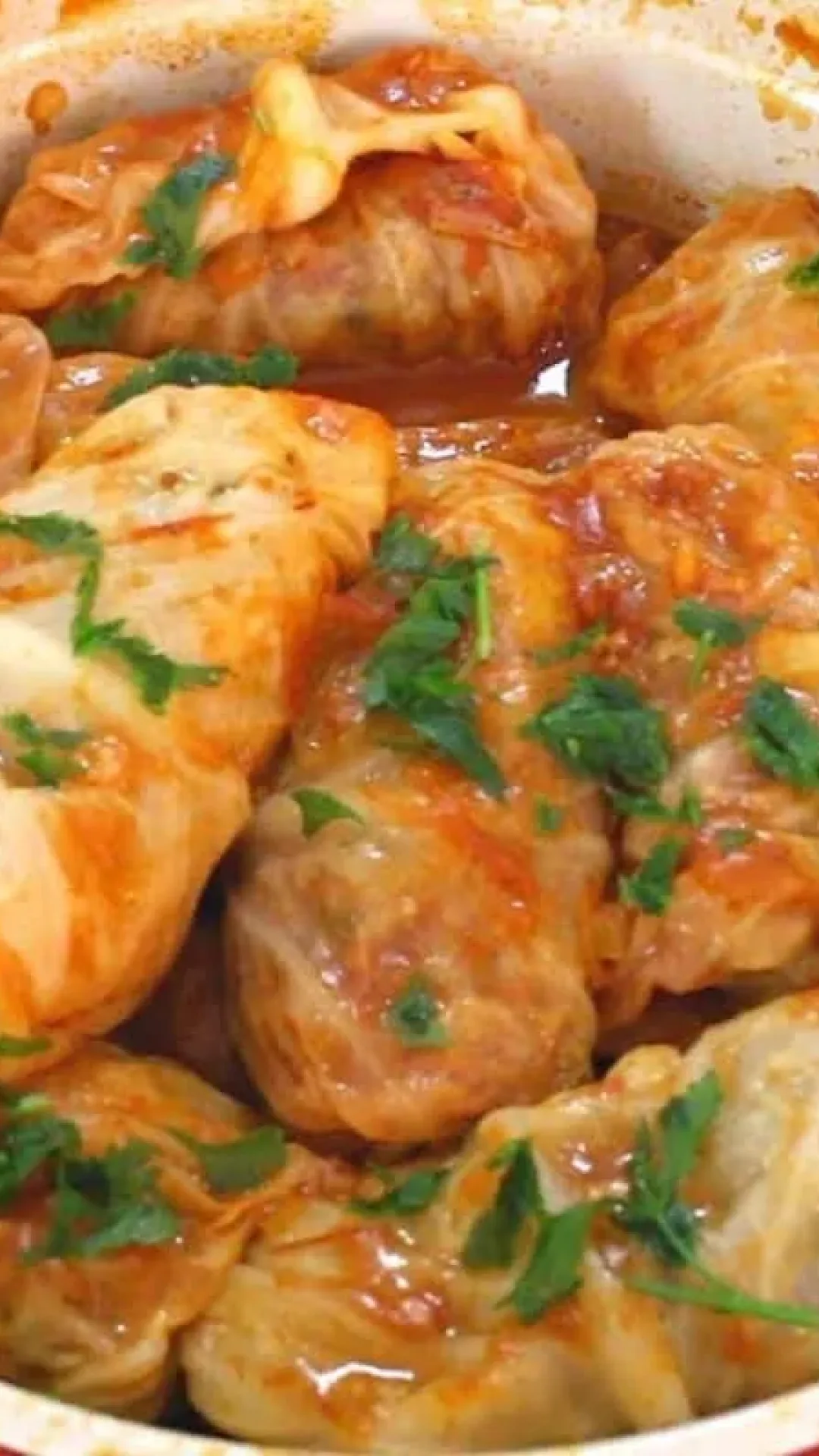 Charuto de repolho recheado com carne moída bem temperada e cozido ao molho de tomate
