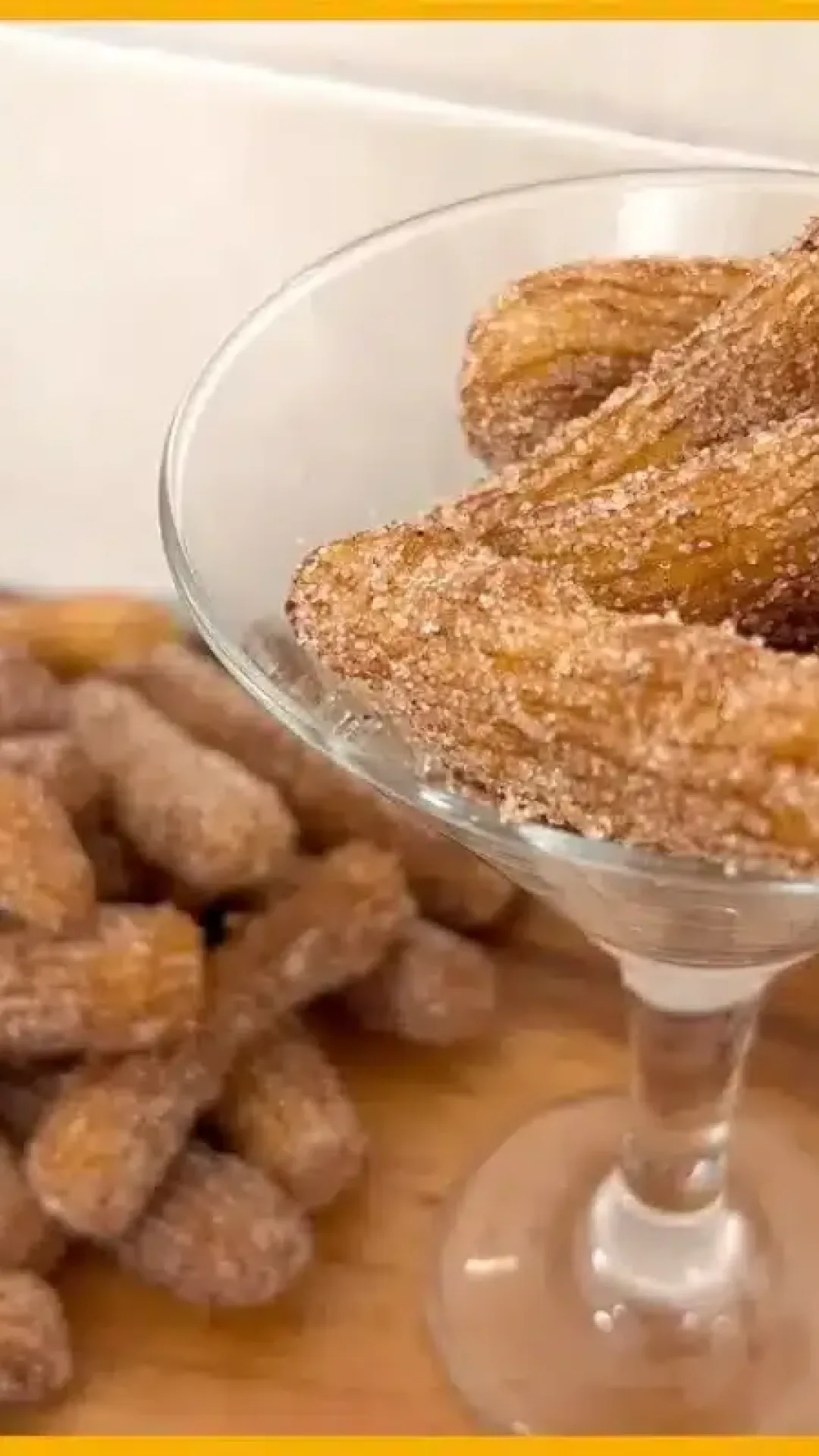 Churros caseiro com uma massa perfeita que fica sequinho por fora e recheado com bastante doce de leite