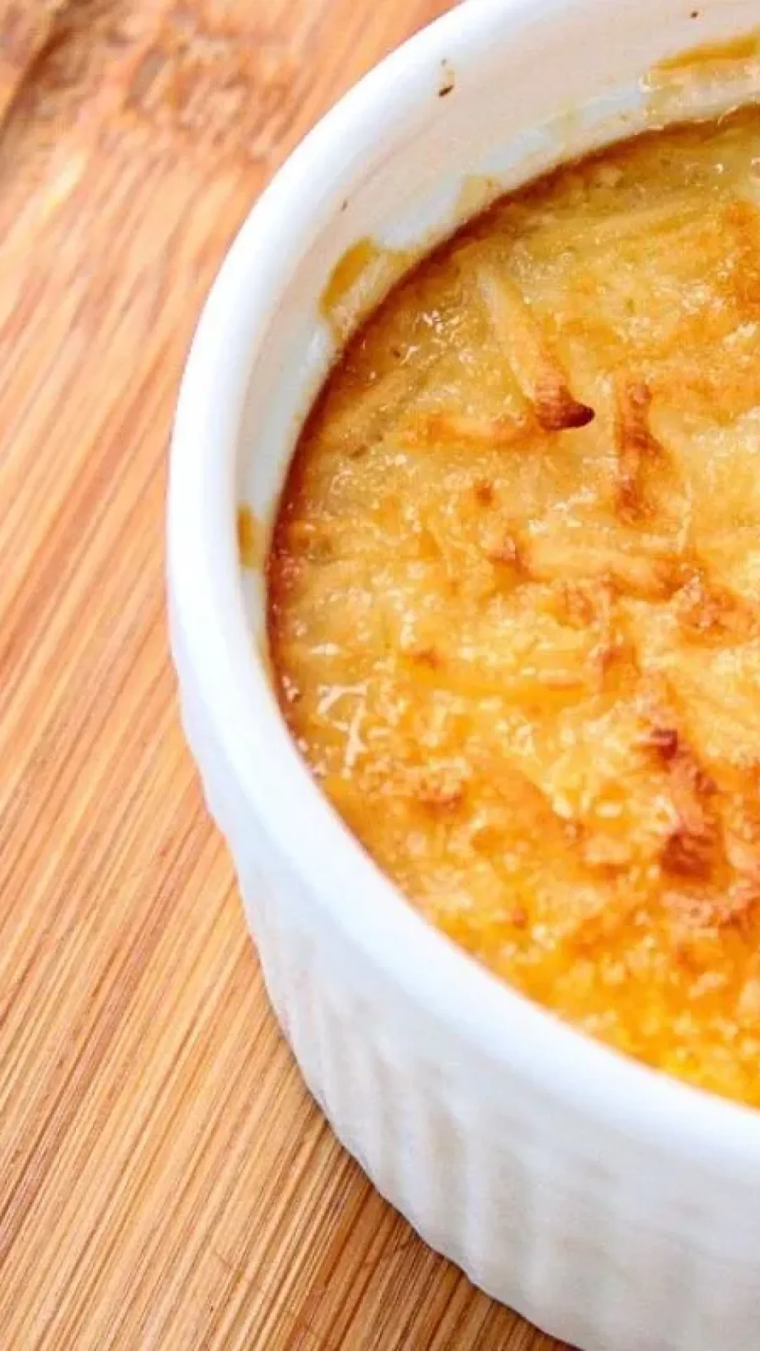 Cocada de forno, um doce de coco incrível, douradinho por fora e muito úmido por dentro