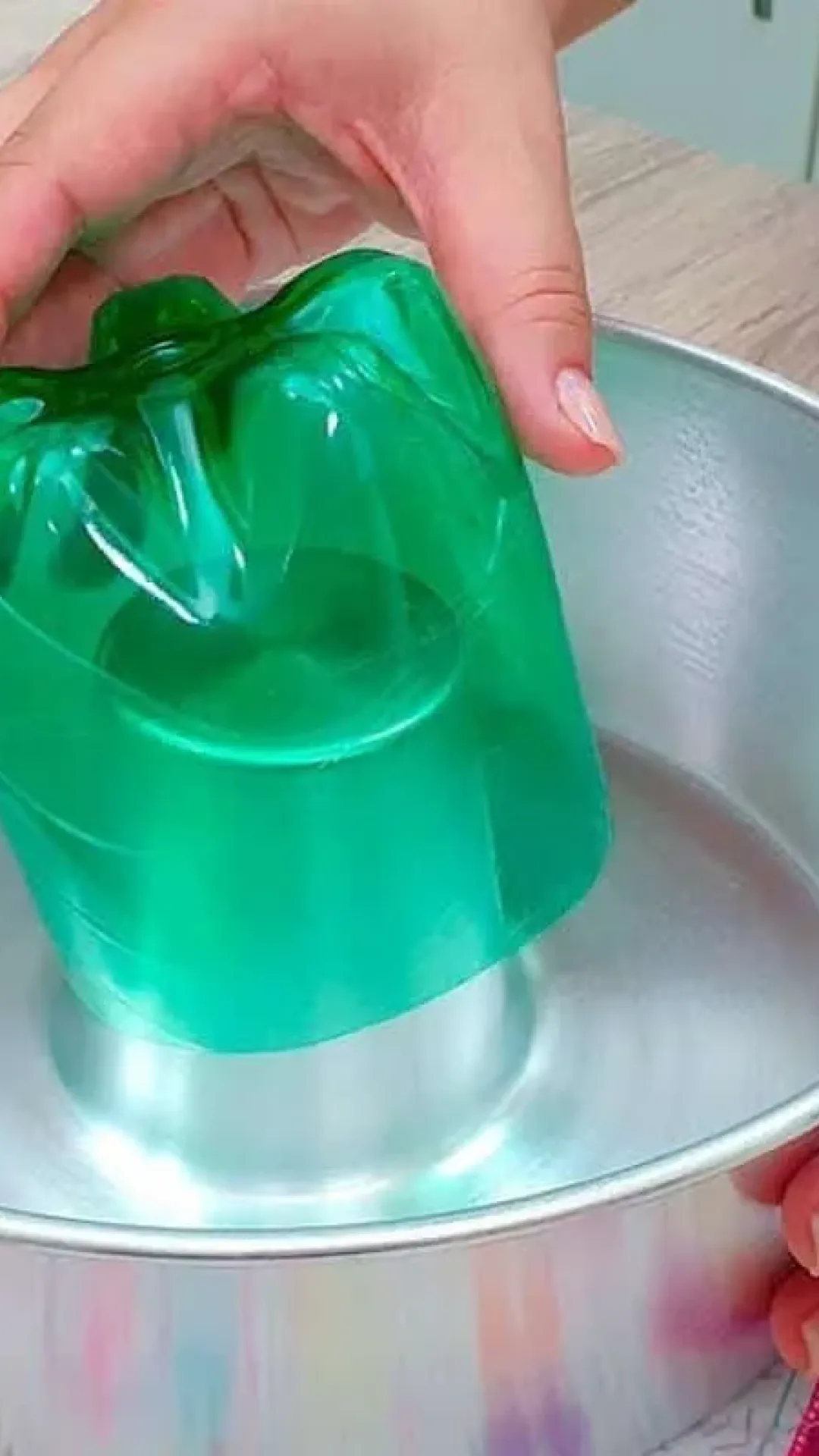 Coloquei uma garrada pet dentro da forma e fiz um bolo mesclado fofinho e delicioso