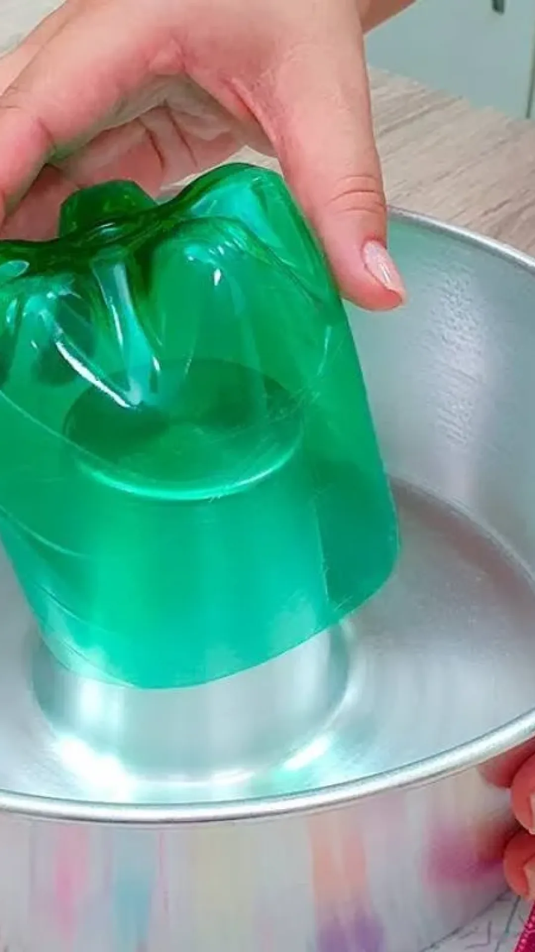 Coloquei uma garrafa pet na assadeira e fiz um bolo mesclado fofinho e delicioso