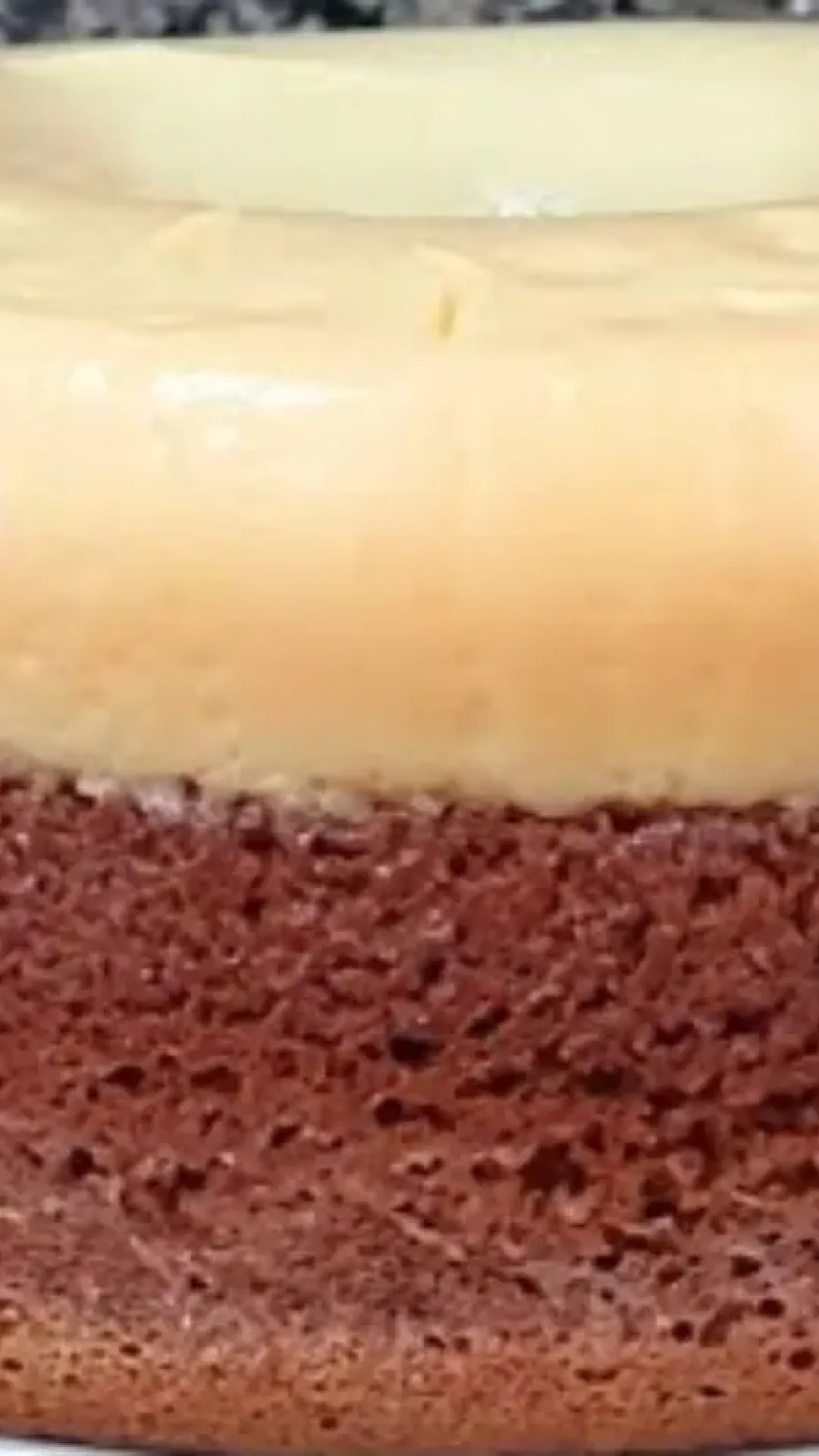 Como bolo com cobertura de um jeito bem fácil e prático para a hora do café