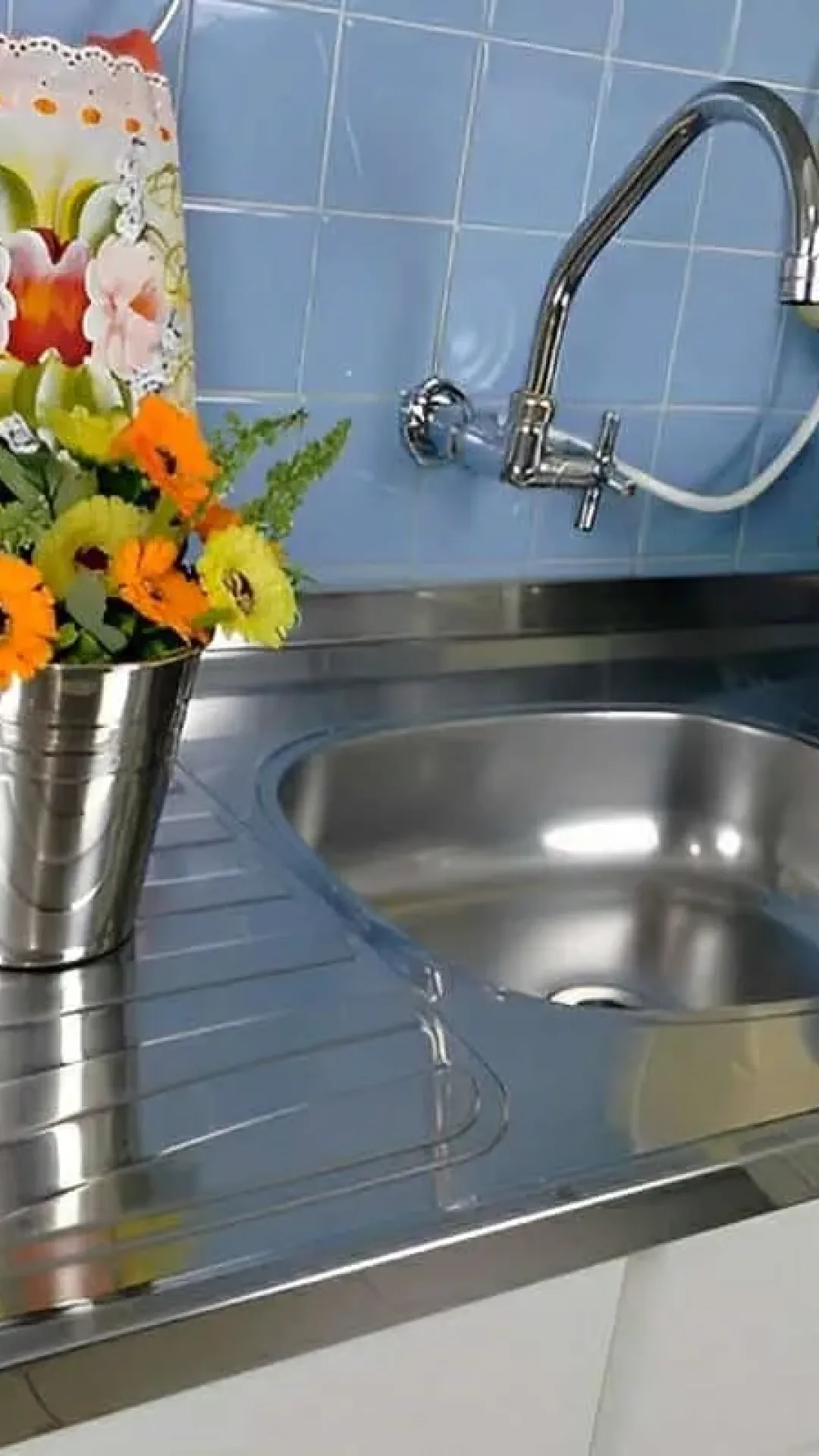 Como dar brilho em pias de inox e também em torneiras e panelas sem esforço