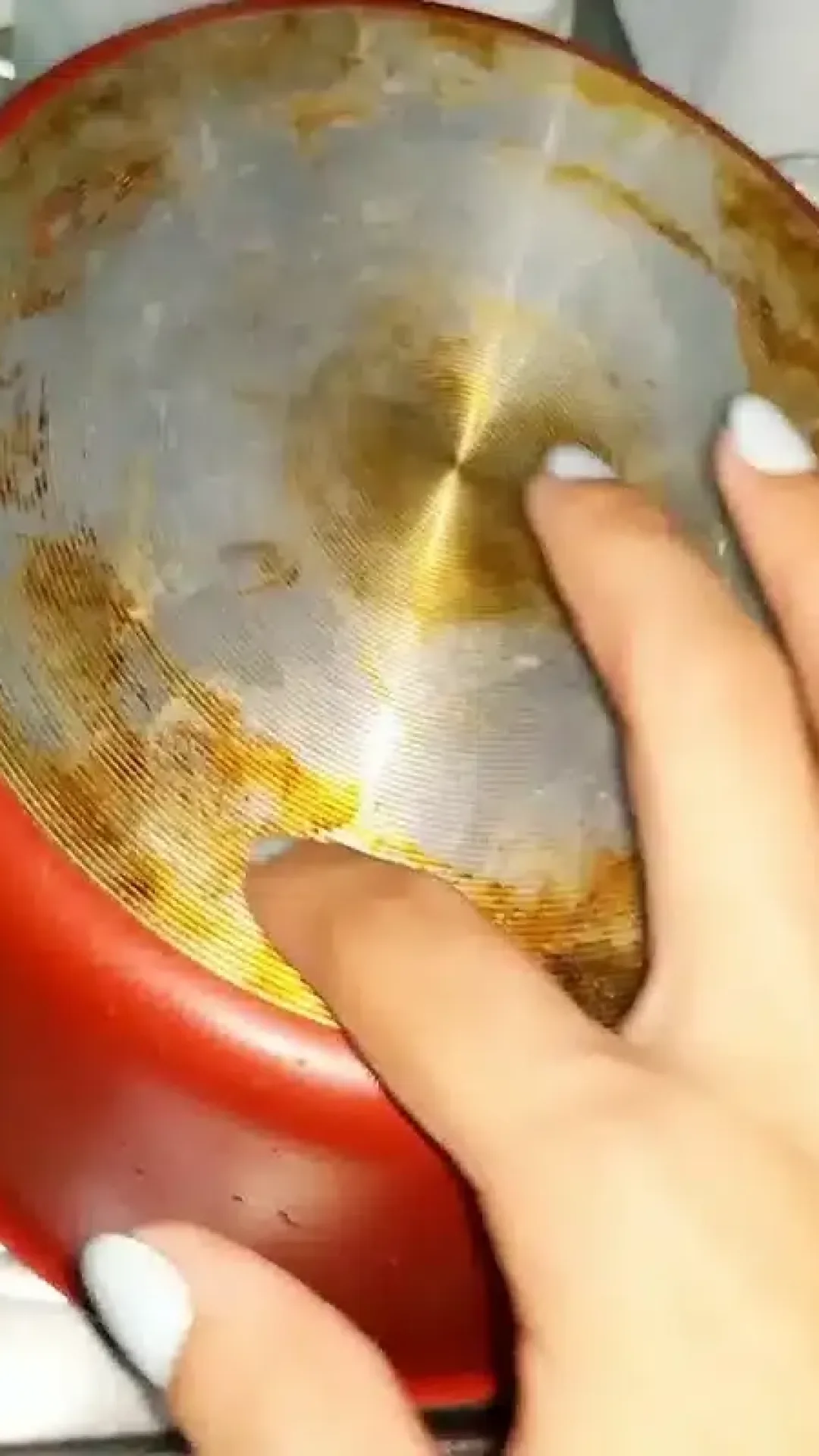 Como desengordurar panela na primeira lavada e sem precisar esfregar a tarde toda