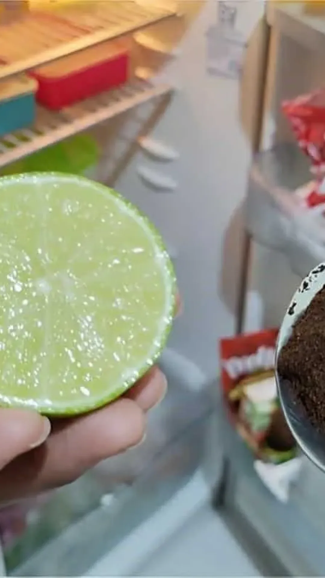 Como eliminar mau cheiro da geladeira usando apenas 2 ingredientes