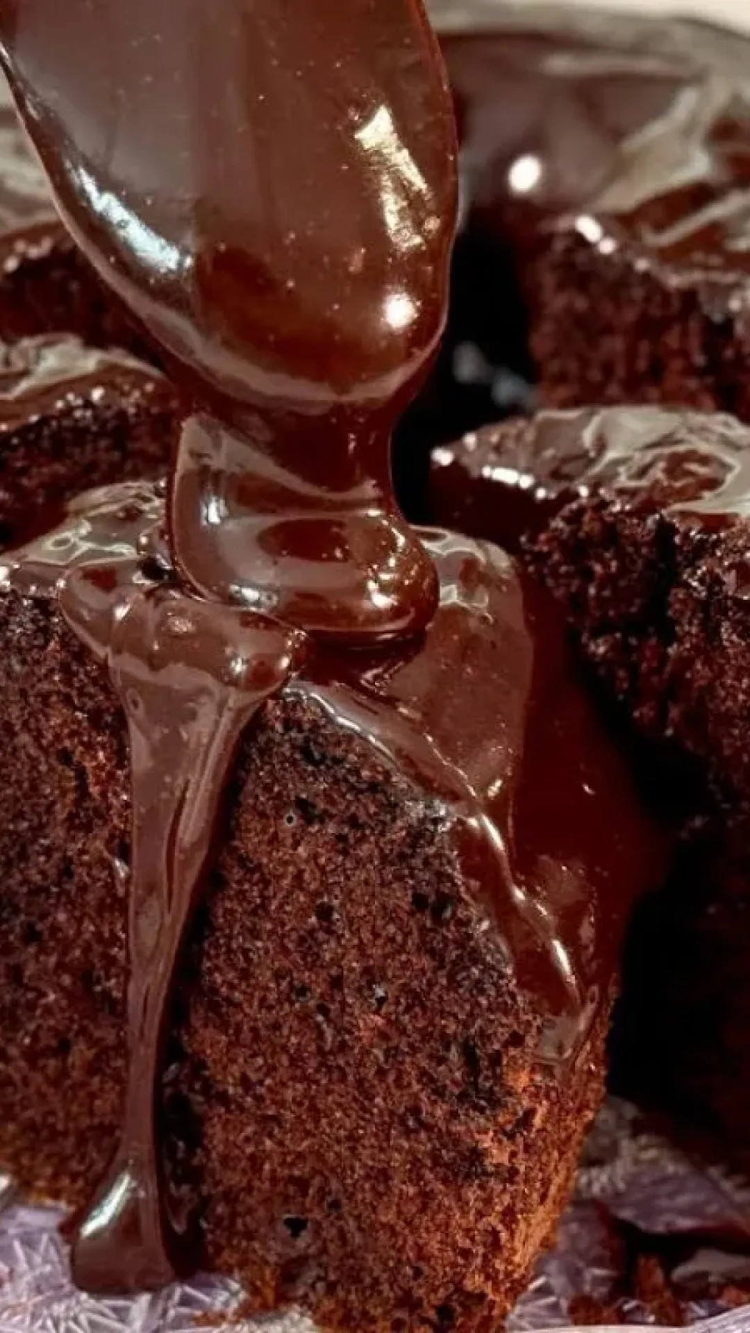 Como fazer bolo de chocolate sem leite condensado que fica delicioso e fofinho