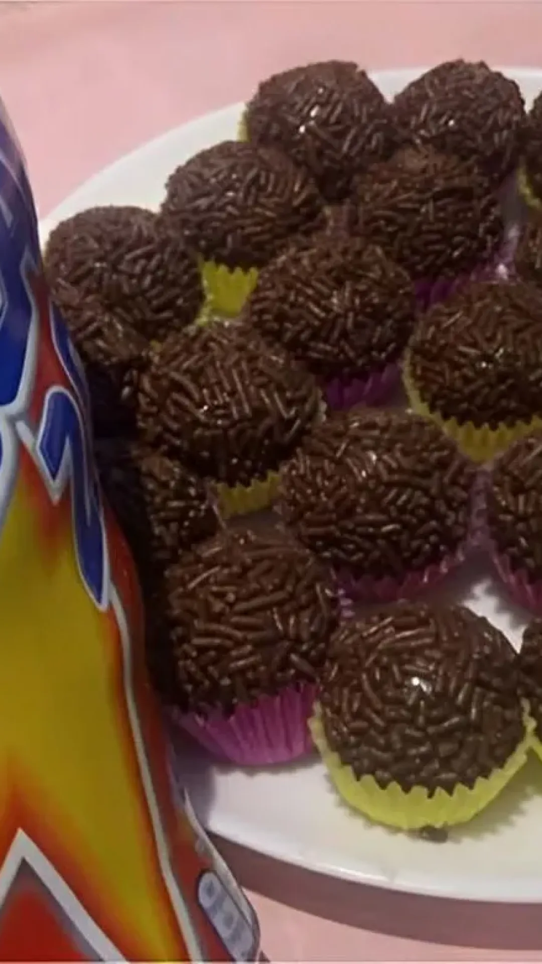 Como fazer brigadeiro usando ingredientes que você tem em casa