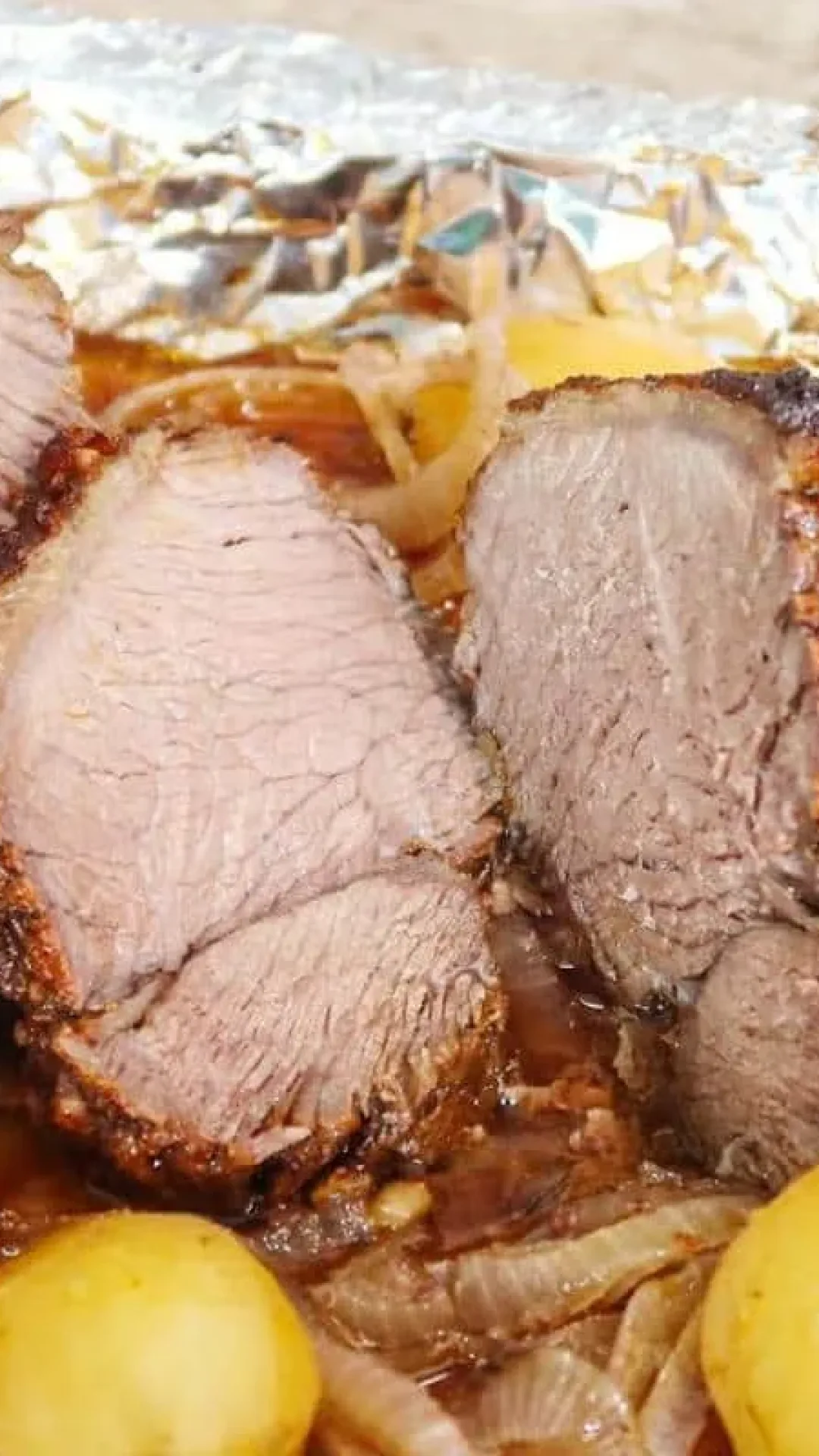 Como fazer carne no forno com batatas no almoço de domingo em família