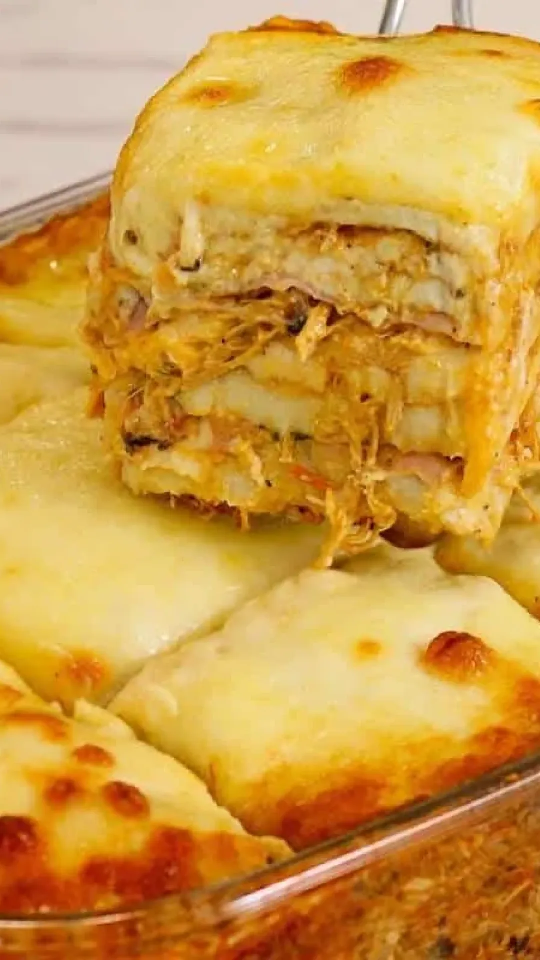 Como fazer lasanha de frango cremosa que fica molhadinha e suculenta na medida certa
