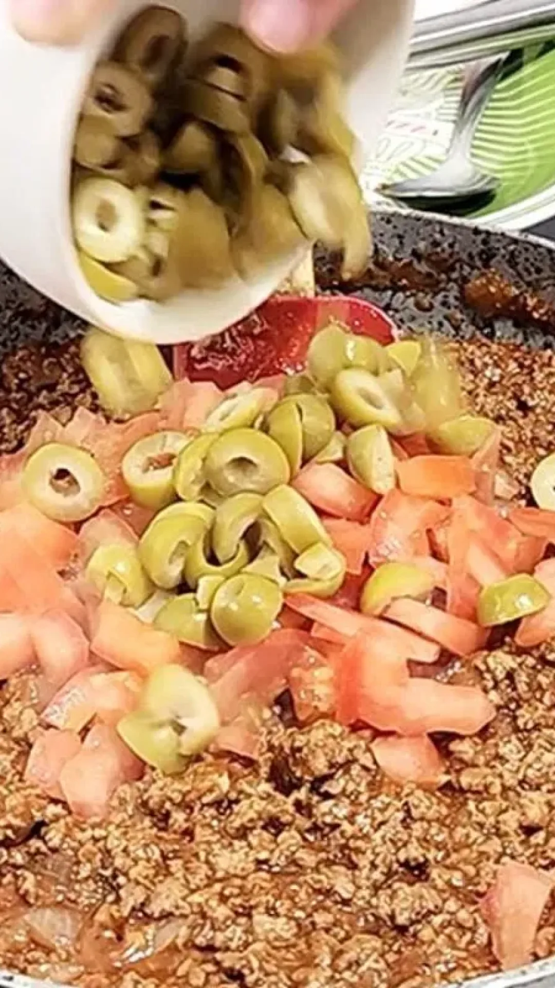 Como fazer lasanha simples na frigideira bem molhadinha e suculenta para seu almoço