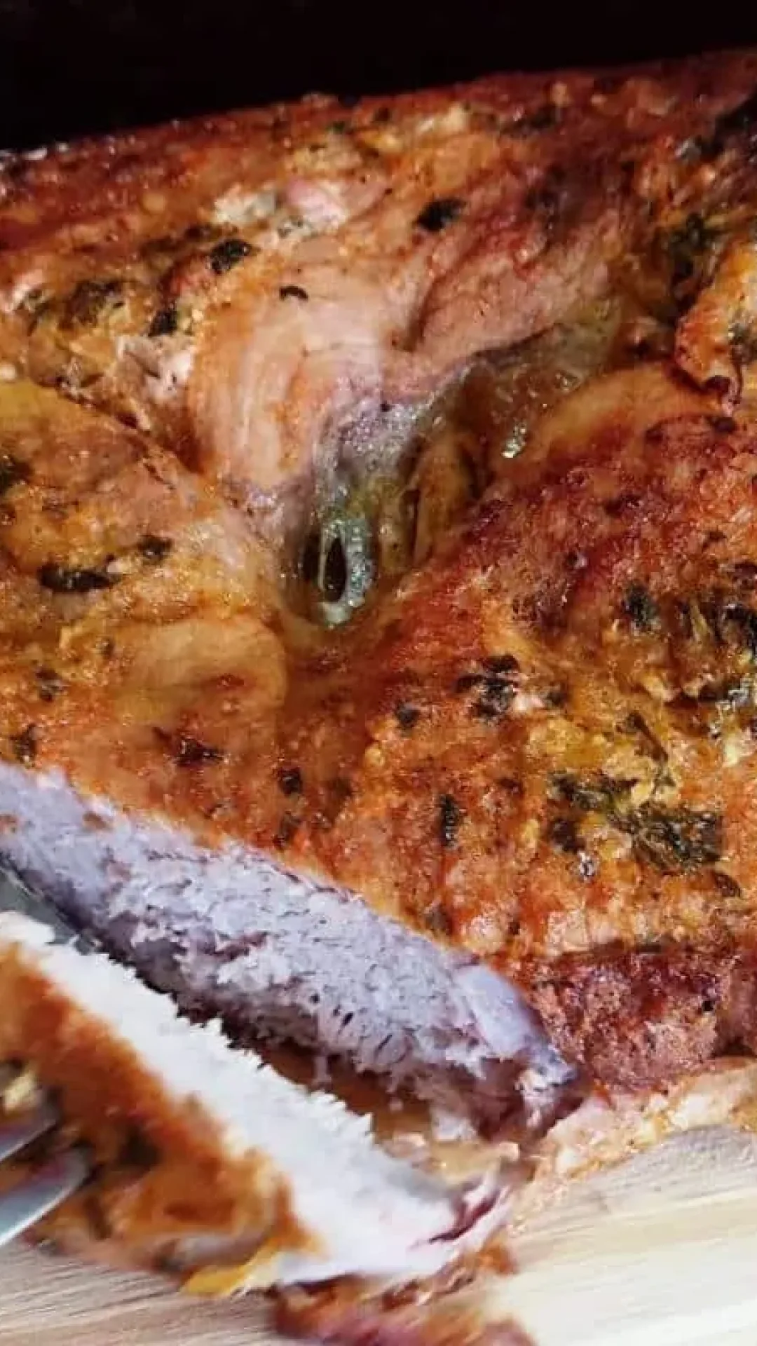 Como fazer pernil de porco assado suculento e bem temperado para o almoço de natal