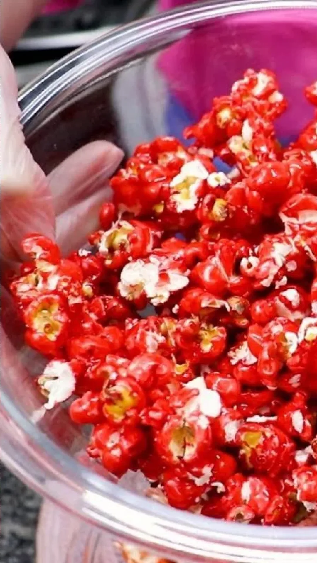Como fazer pipoca doce colorida: não fica murcha depois que esfria