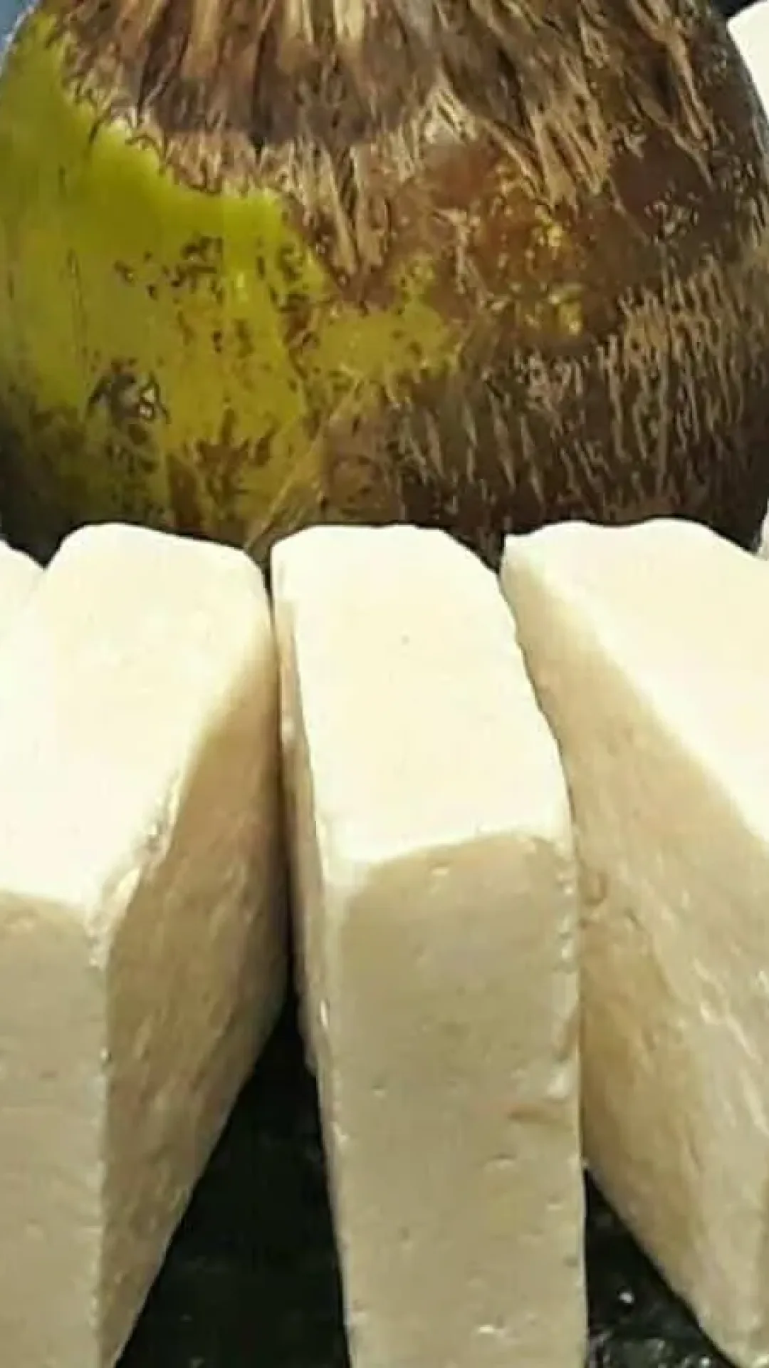 Como fazer sabão de coco caseiro: deixa suas roupas super brancas e sem manchas