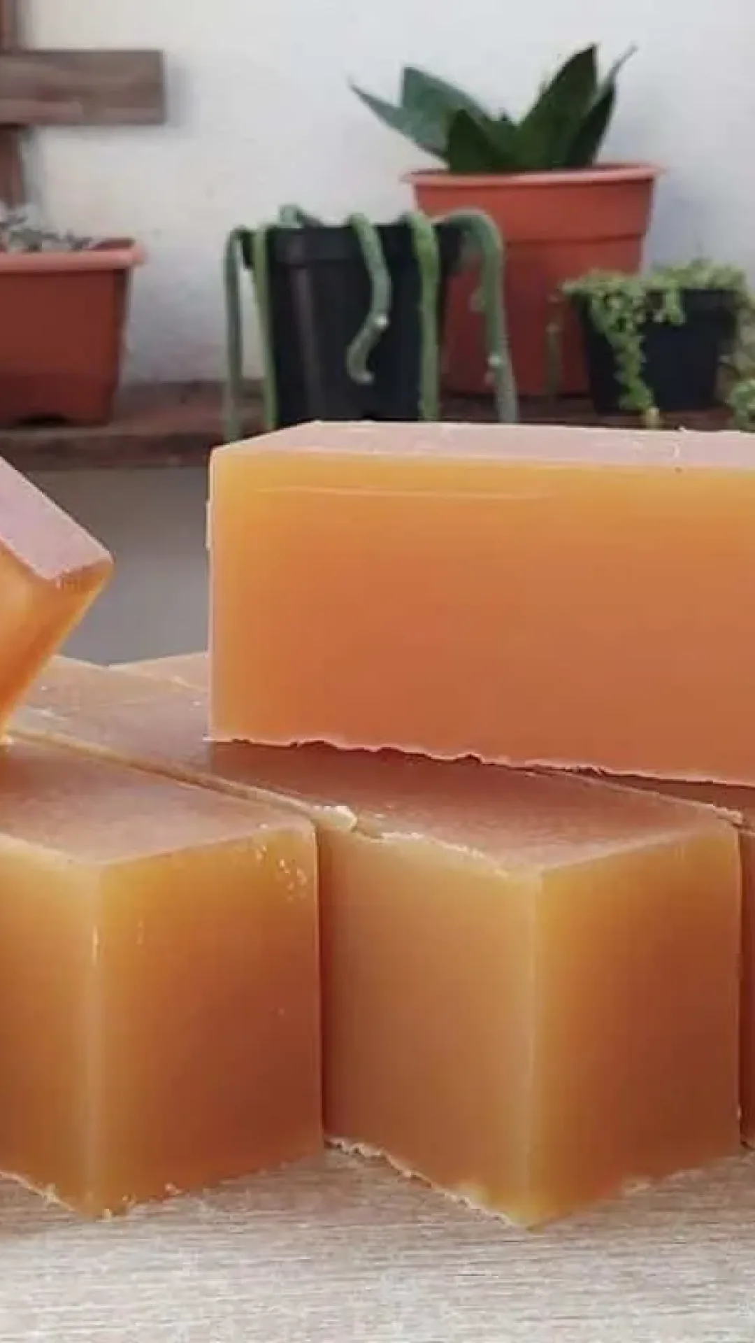 Como fazer sabão glicerinado que rende muito e não desmancha fácil na água