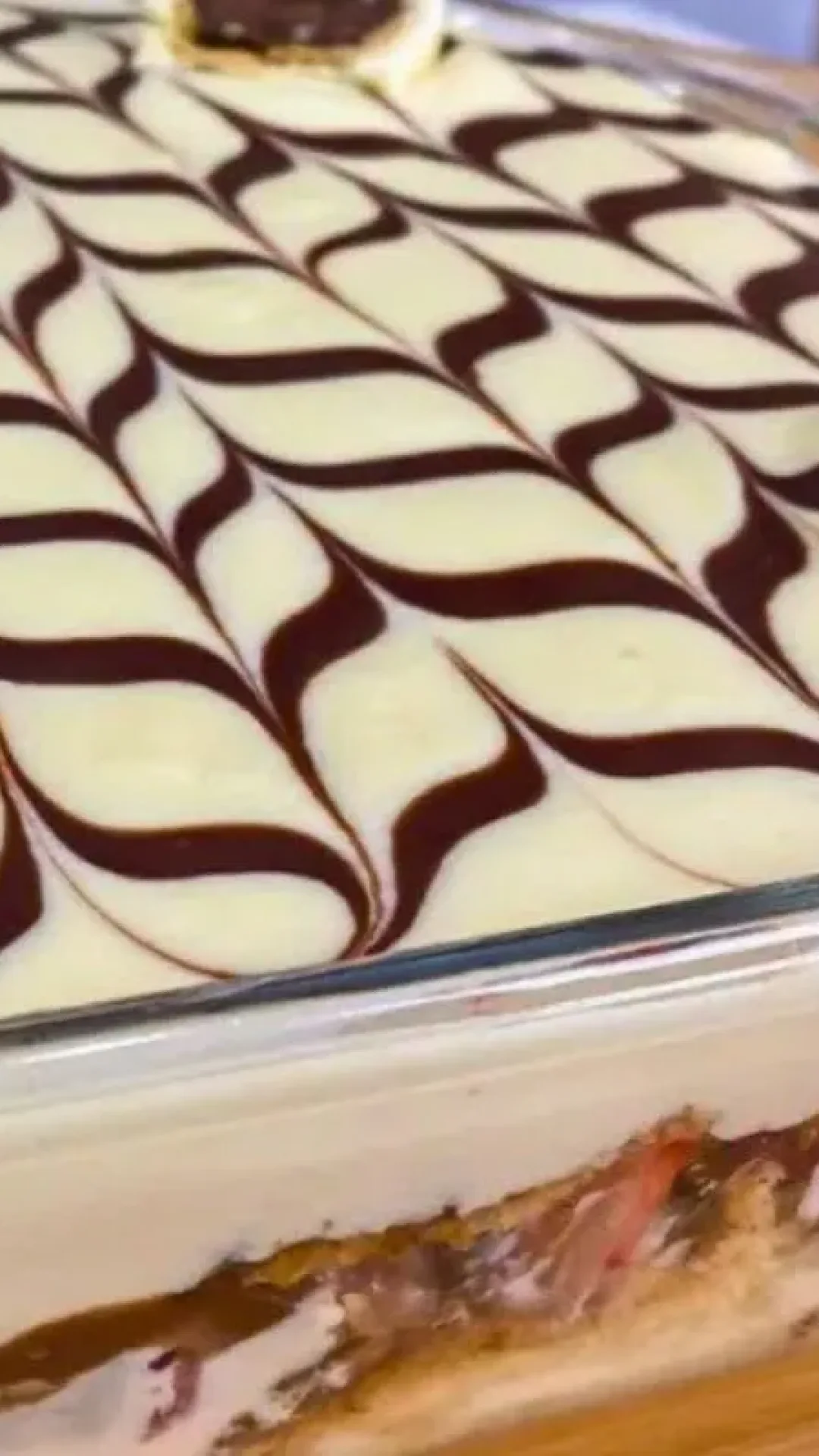 Como fazer sobremesa com morango, chocolate e leite ninho sem forno e sem qualquer complicação