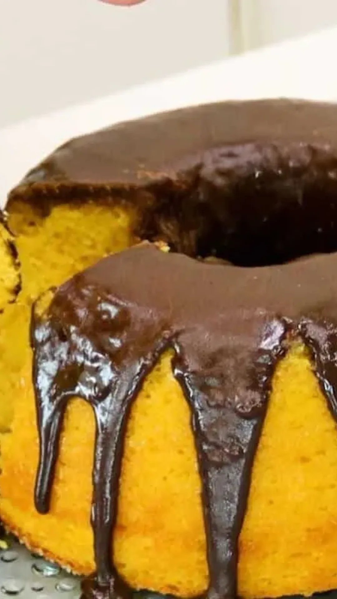 Como fazer um bolo com casquinha de chocolate fofinho que não fica com a massa pesada