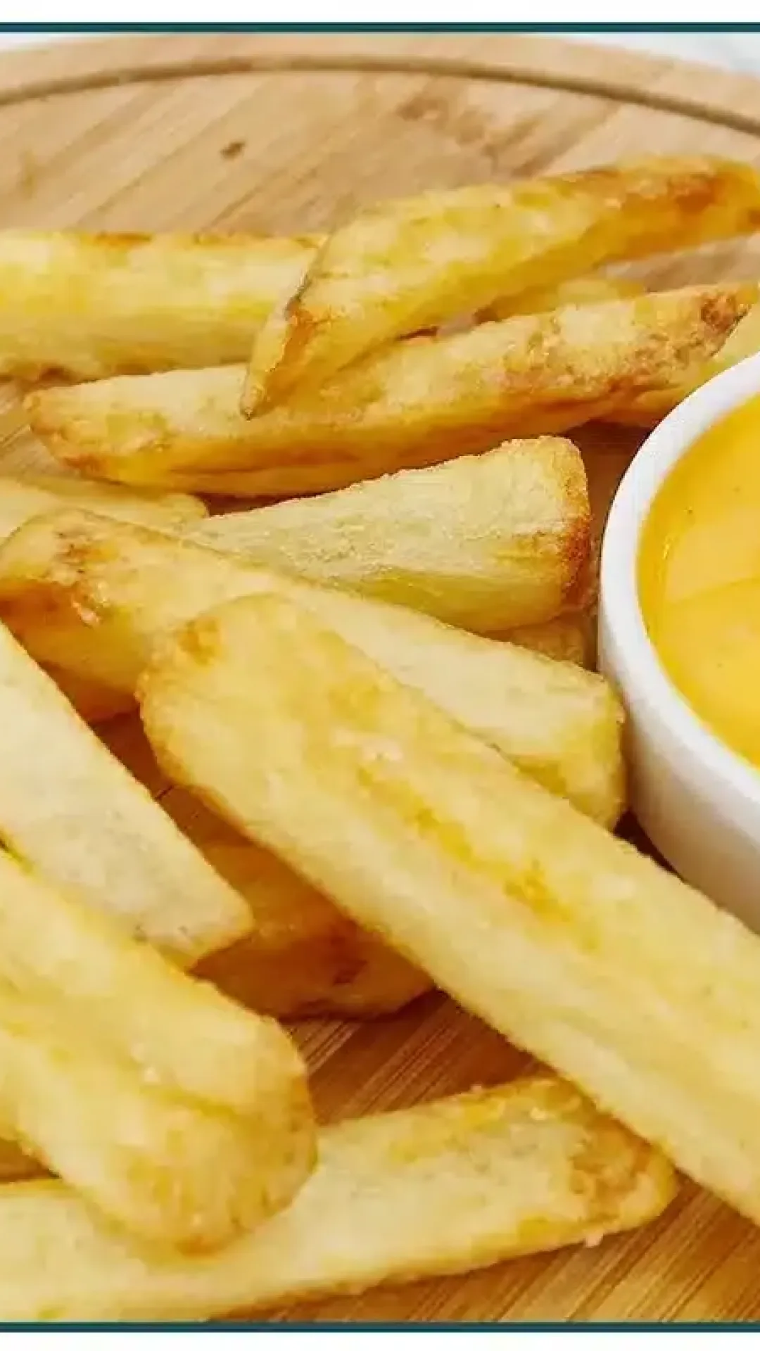 Como fazer uma batata frita crocante com molho de queijo que não fica encharcada de óleo