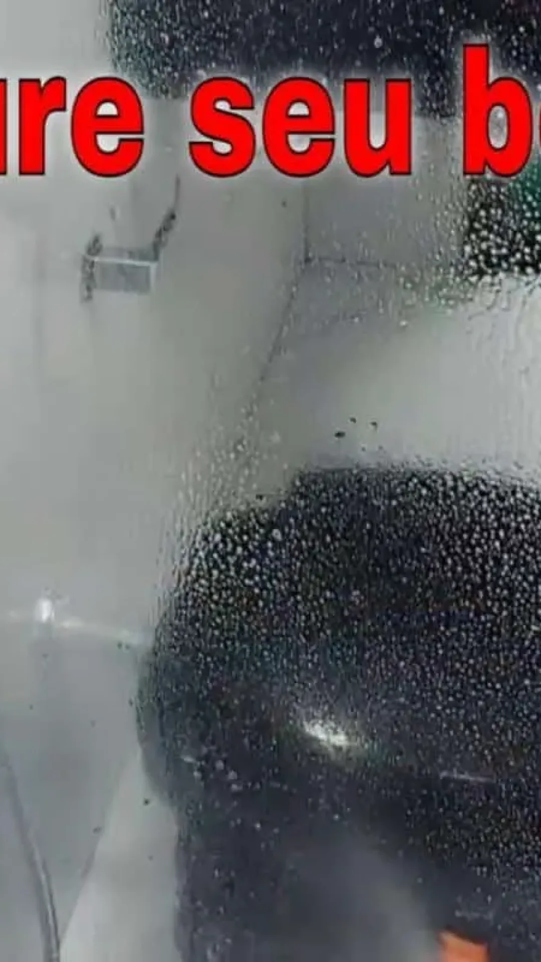Como lavar box manchado de sabão e shampoo: misturinha que deixa parecendo novo