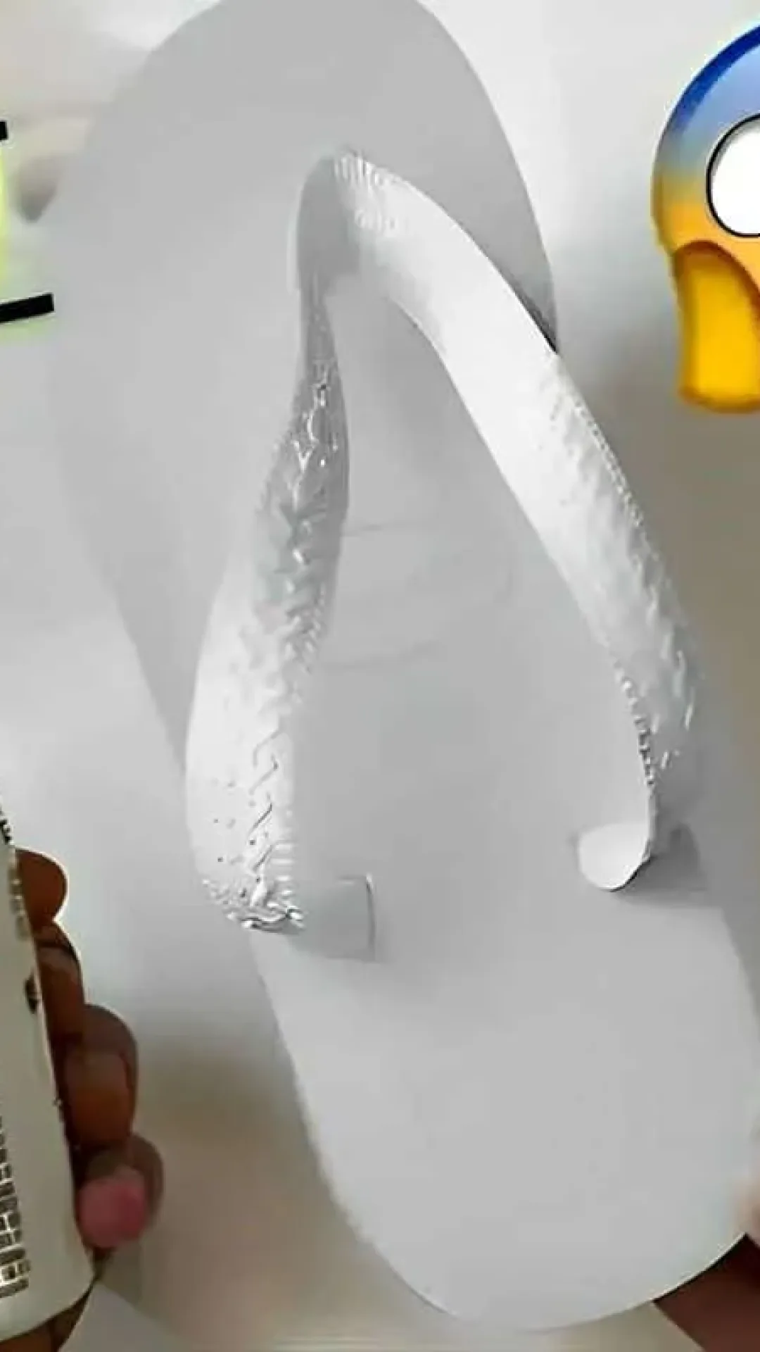 Como limpar chinelos e tênis brancos sem fazer esforço usando apenas 2 ingredientes