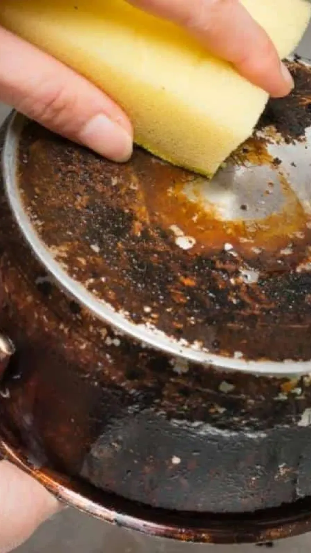 Como limpar panela queimada de gordura: deixe tudo brilhando para seu almoço de natal