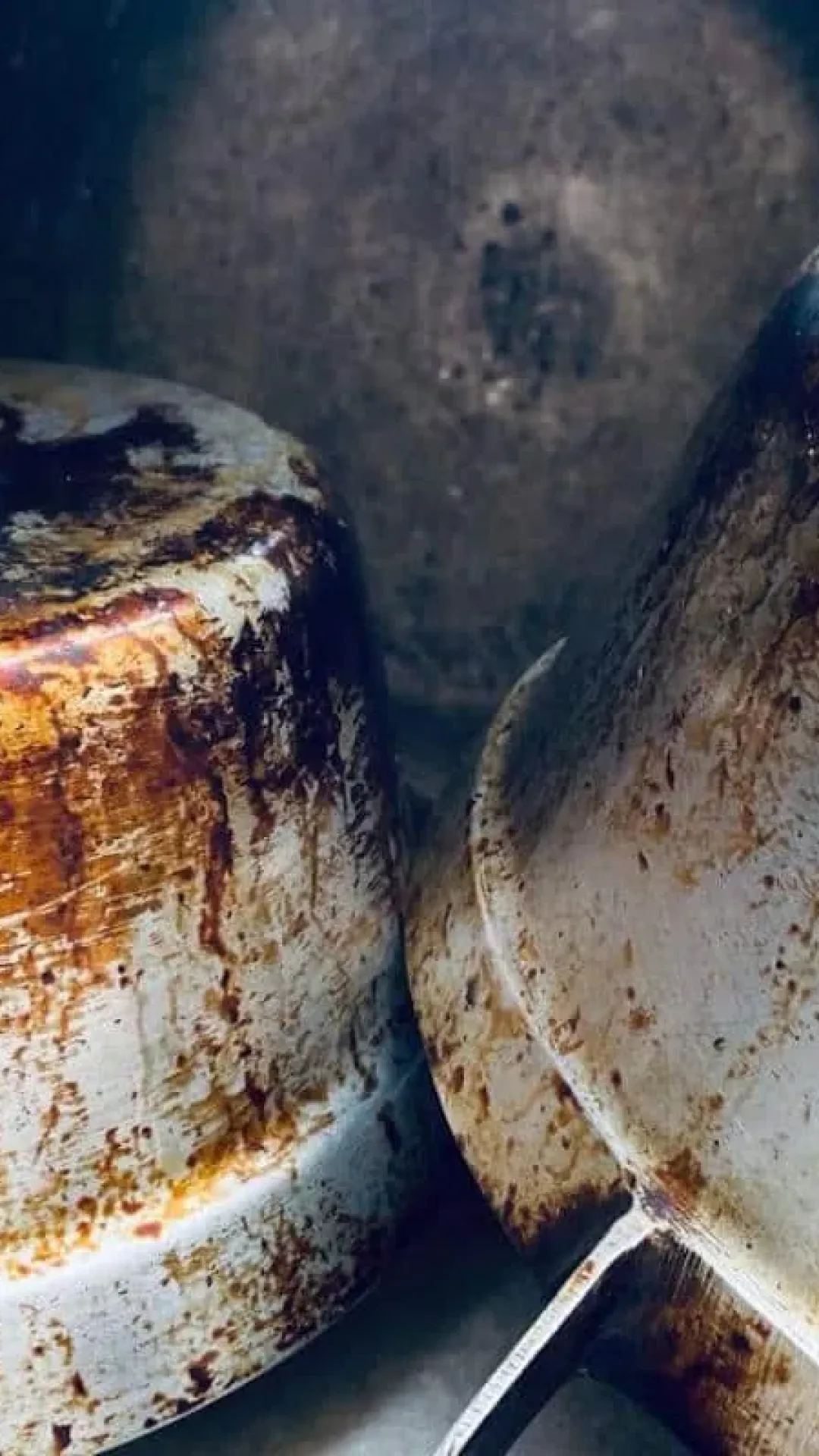 Como limpar panela queimada de gordura e deixar brilhando de novo rapidinho