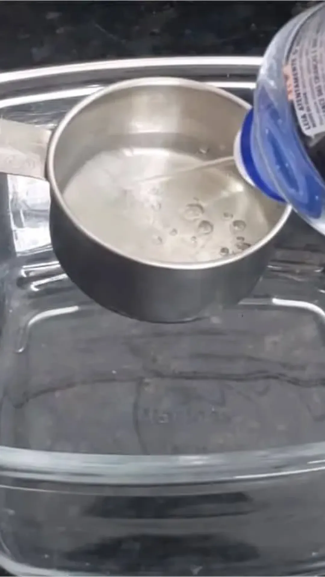 Como limpar panela queimada de gordura: não precisa chamar seu marido para arear para você
