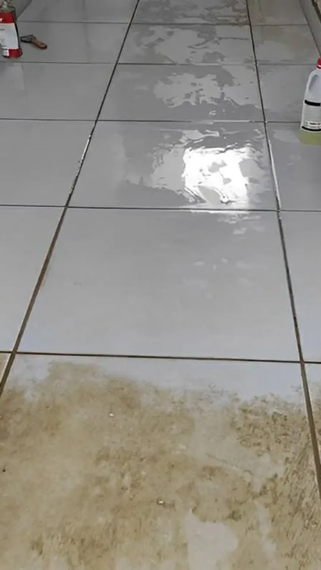 Como limpar piso encardido do quintal com essa misturinha mágica de 2 produtos caseiros