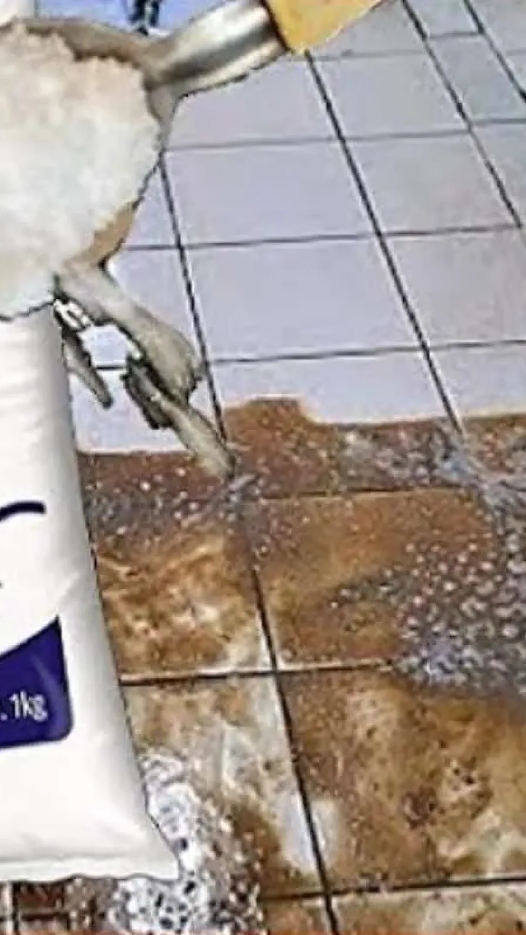 Como limpar piso encardido: não precisa comprar produto para limpeza pesada